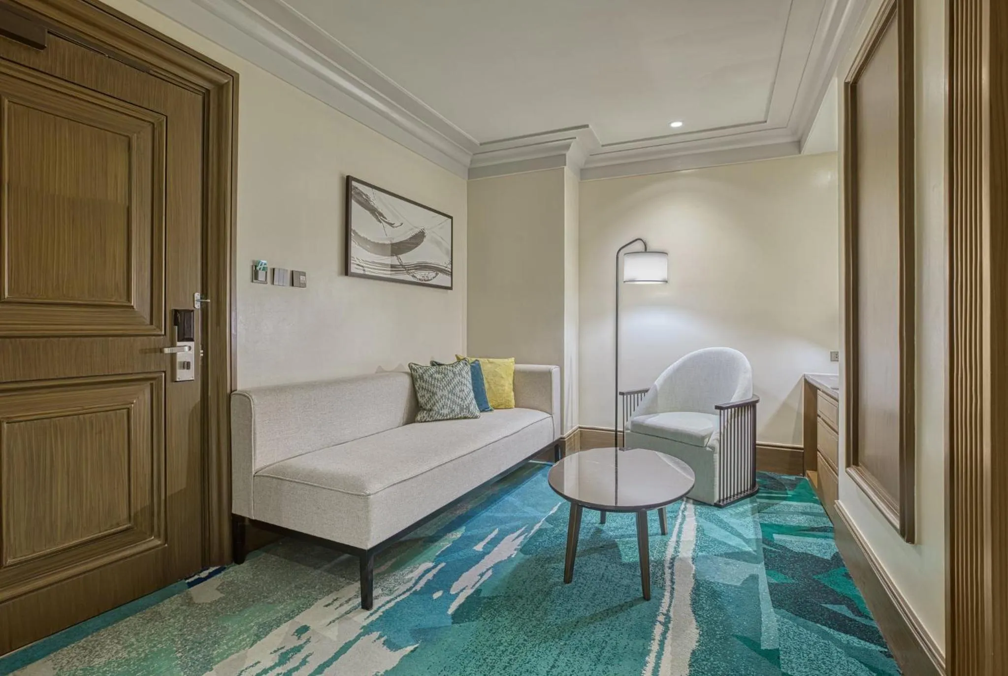 Photo of the whole room, Bed in Holiday Inn & Suites Manila Galleria by IHG