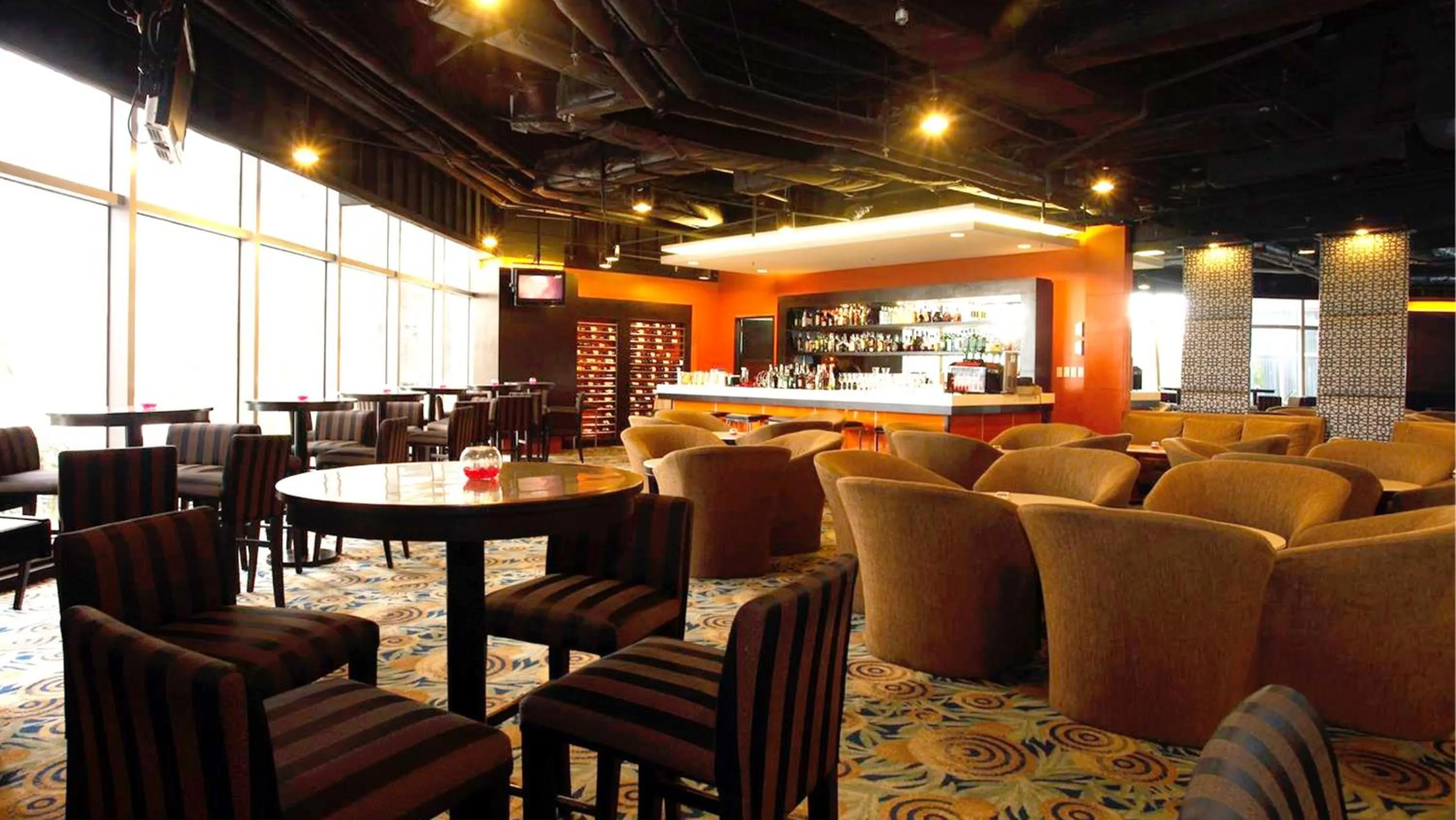 Lounge or bar in Holiday Inn & Suites Manila Galleria by IHG