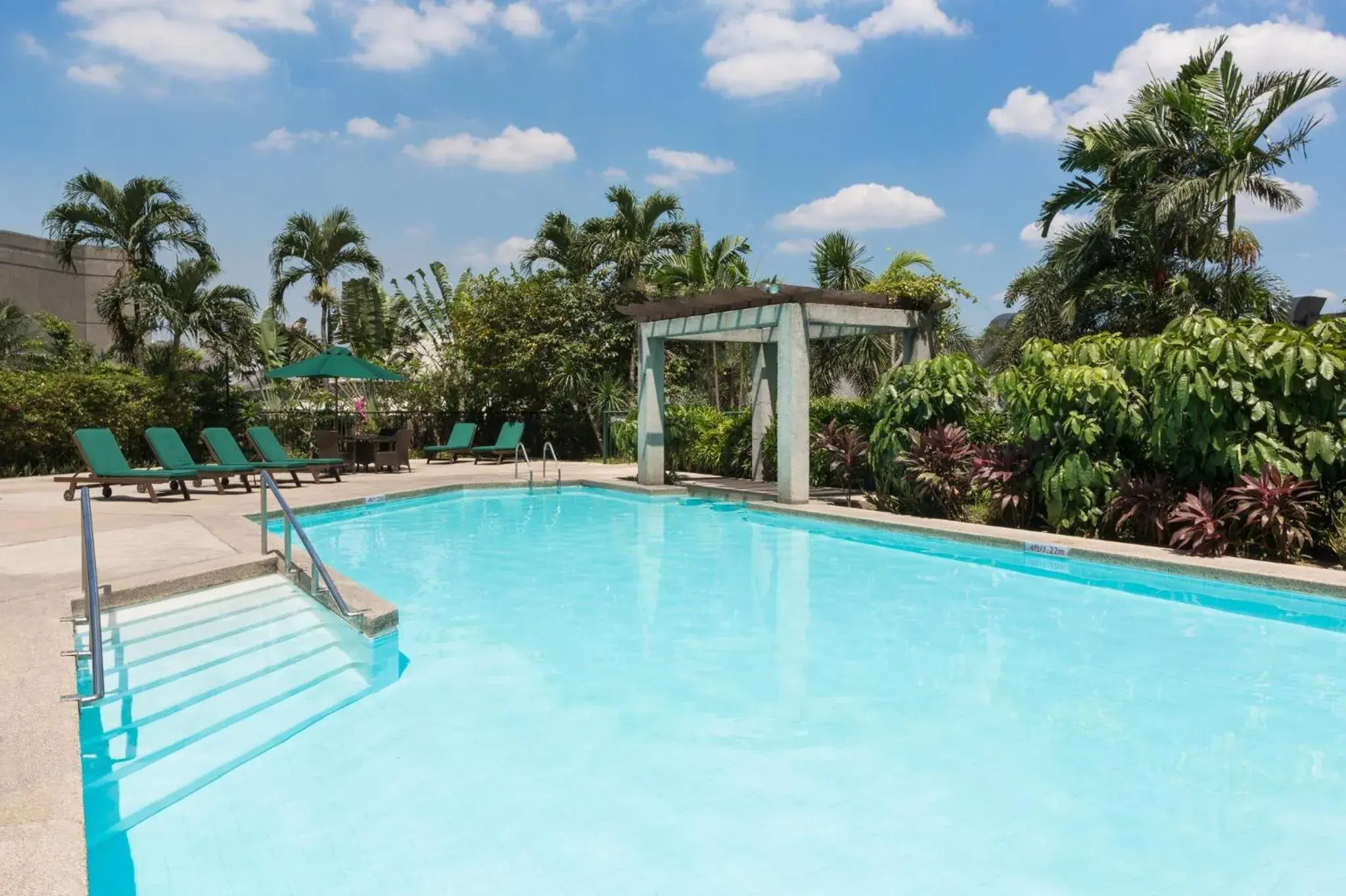 Swimming pool in Holiday Inn & Suites Manila Galleria by IHG Swimming pool in Holiday Inn & Suites Manila Galleria by IHG