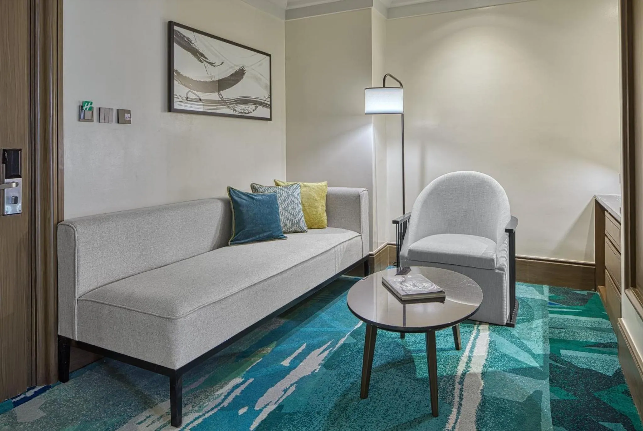 Photo of the whole room, Bed in Holiday Inn & Suites Manila Galleria by IHG