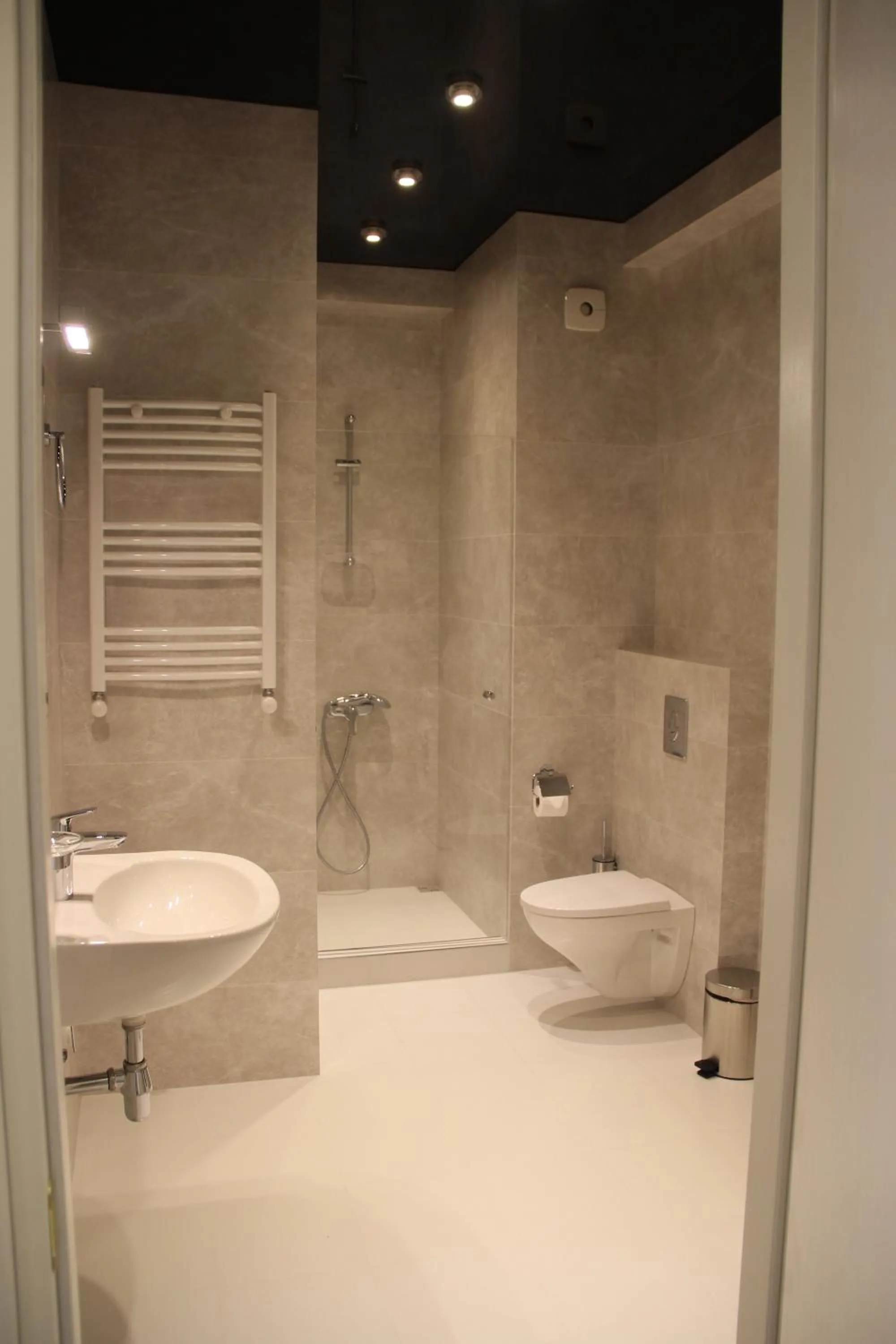 Shower in Maxela Apartments