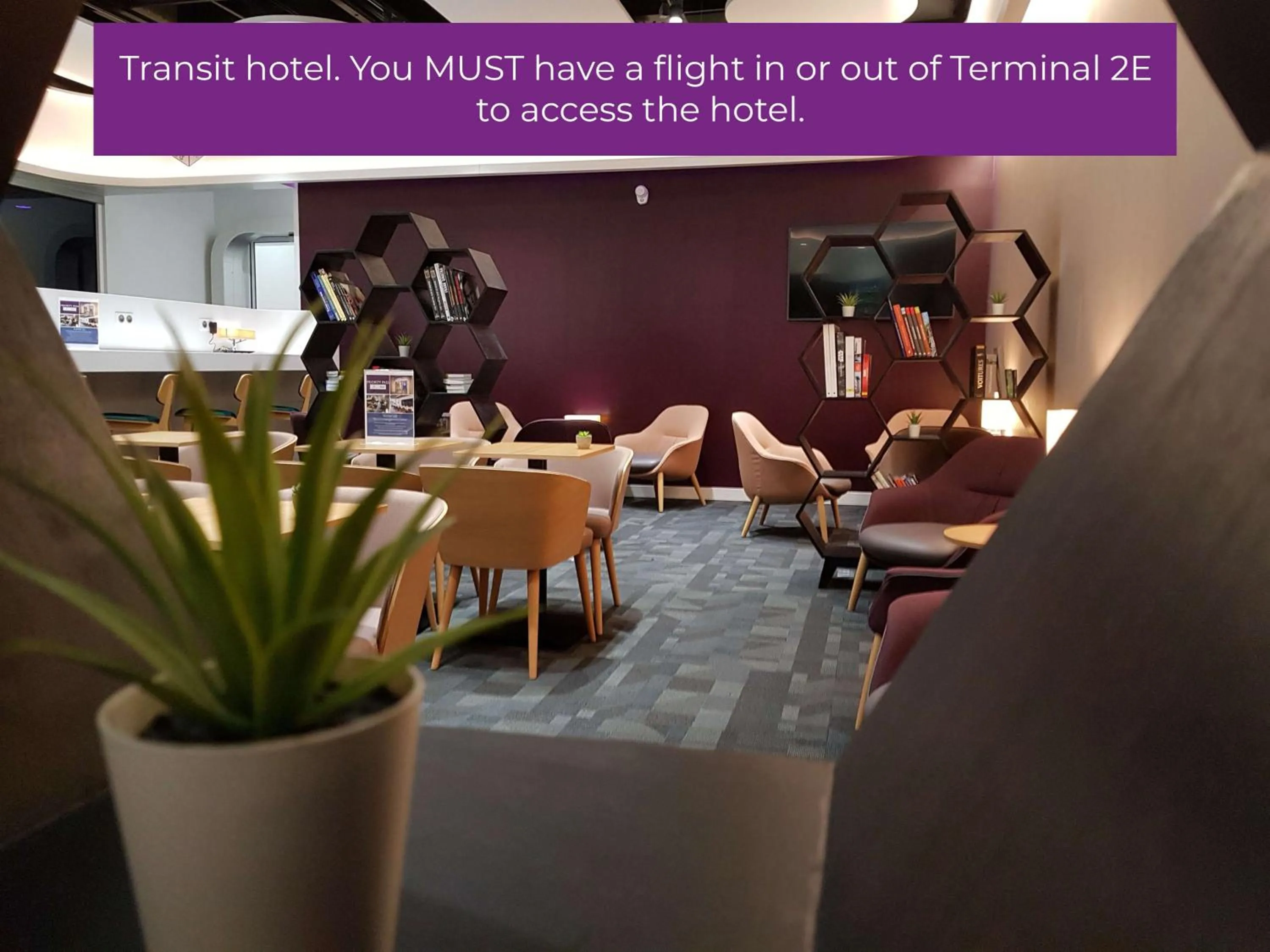Lounge or bar in YOTELAIR Paris CDG - Transit Hotel - Terminal 2E