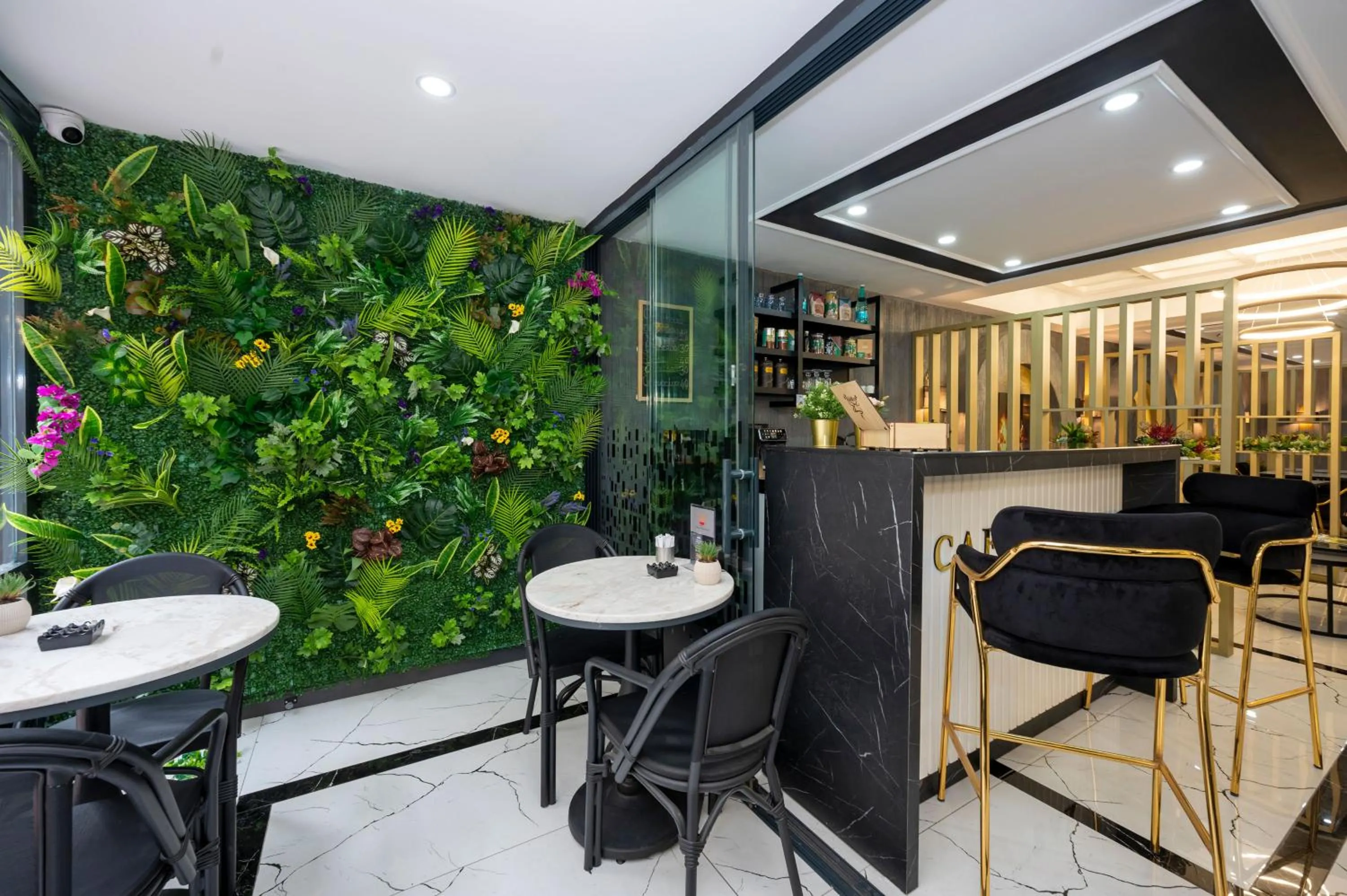 Restaurant/places to eat in Hotel California