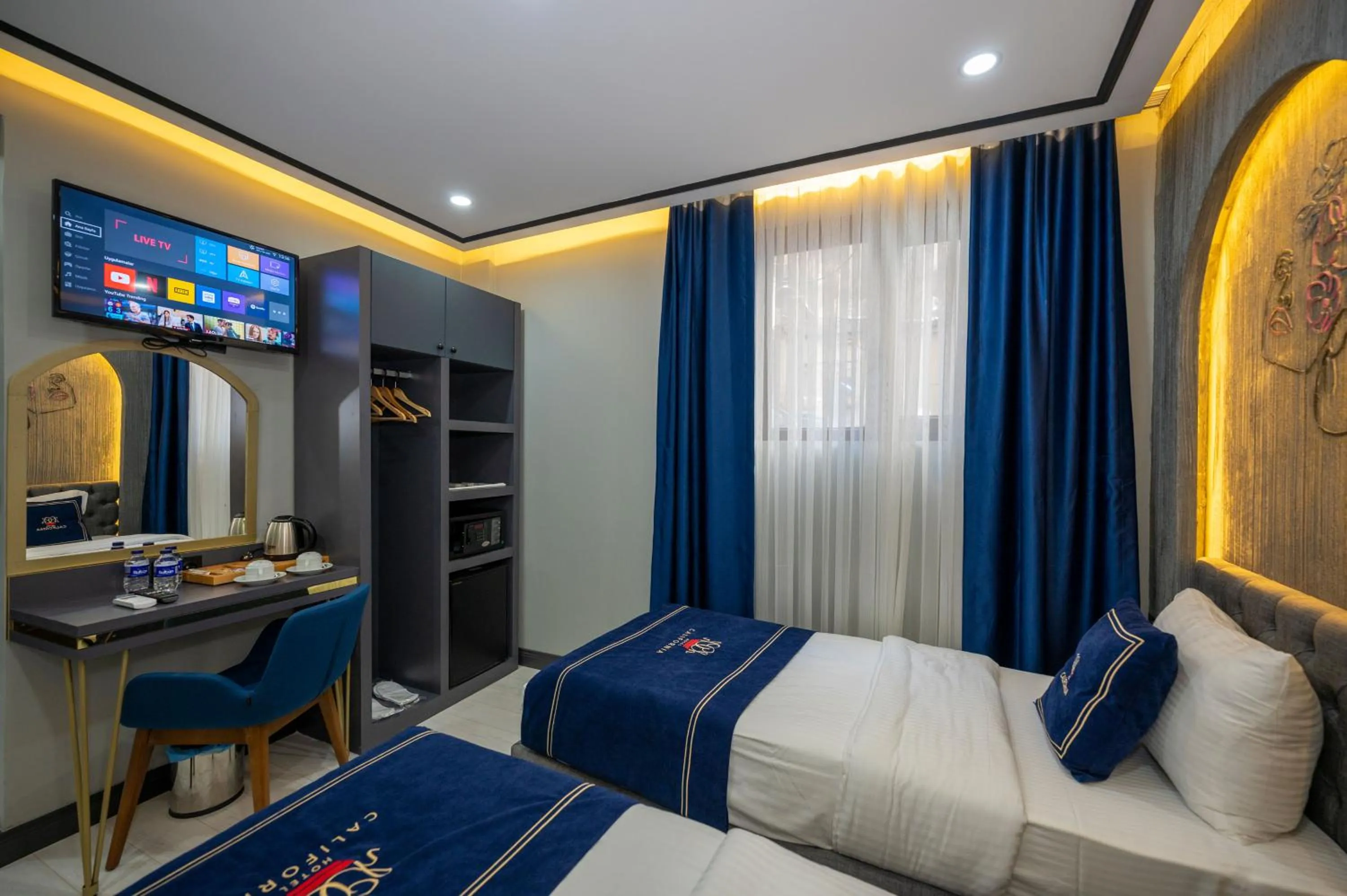 Photo of the whole room, Bed in Hotel California