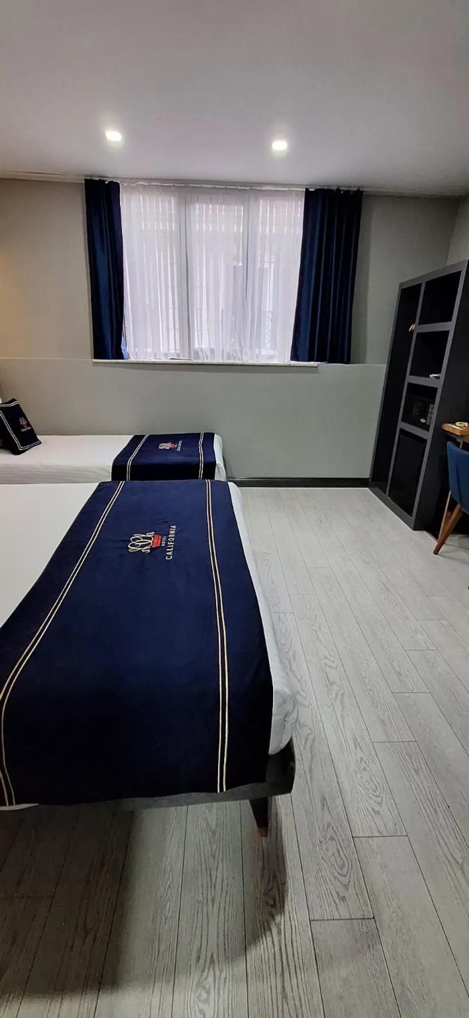 Family, Bed in Hotel California