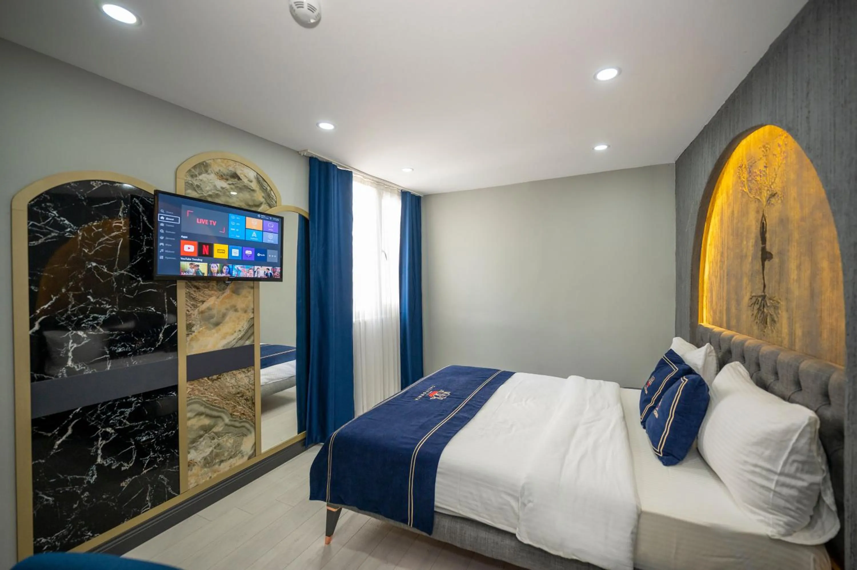 Inner courtyard view, Bed in Hotel California