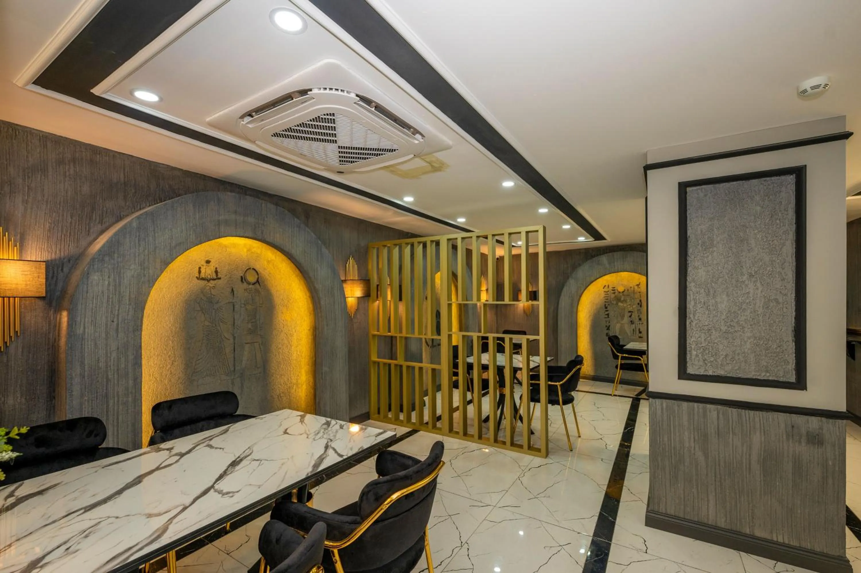 Restaurant/places to eat in Hotel California