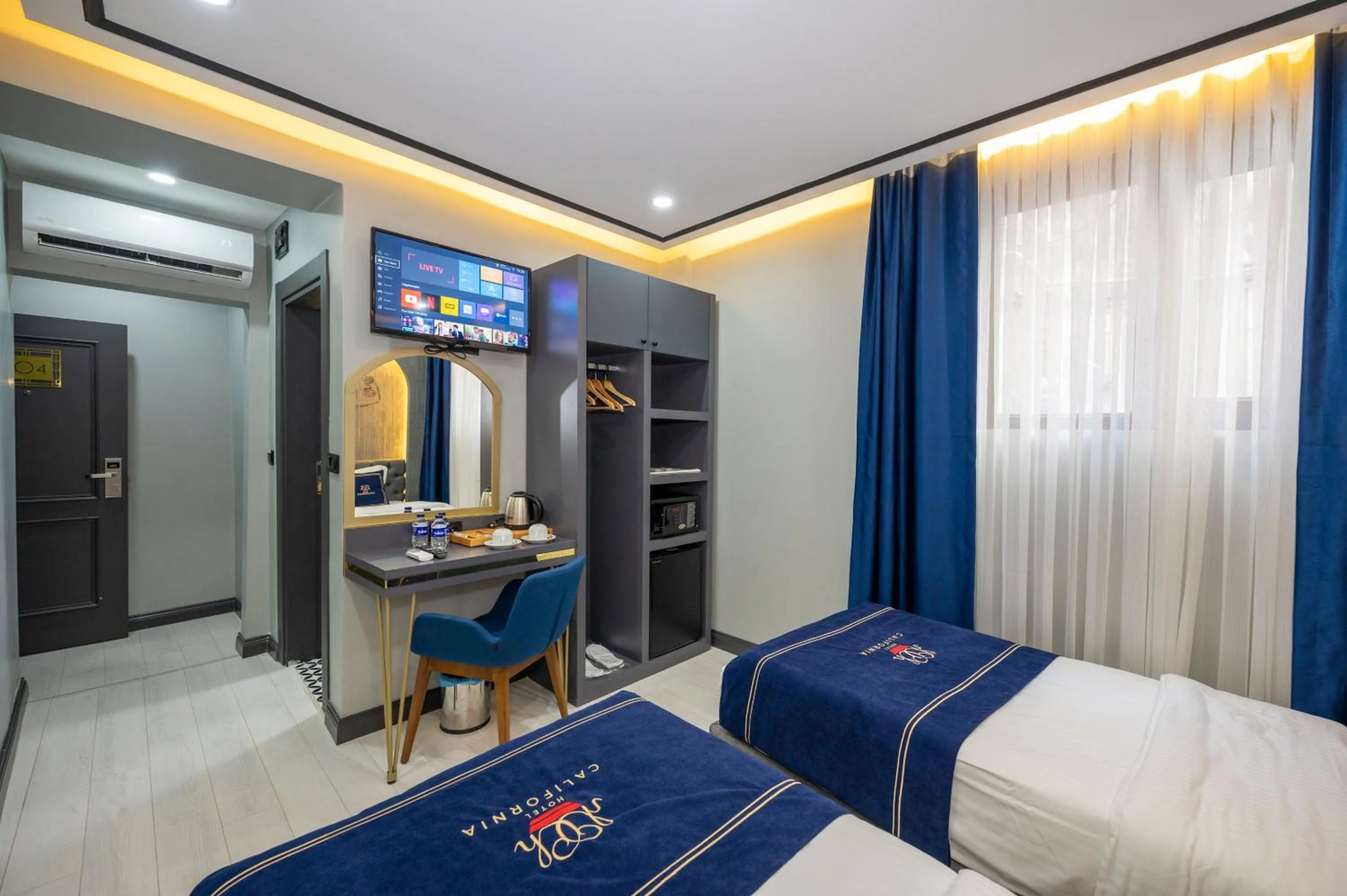 Photo of the whole room, Bed in Hotel California