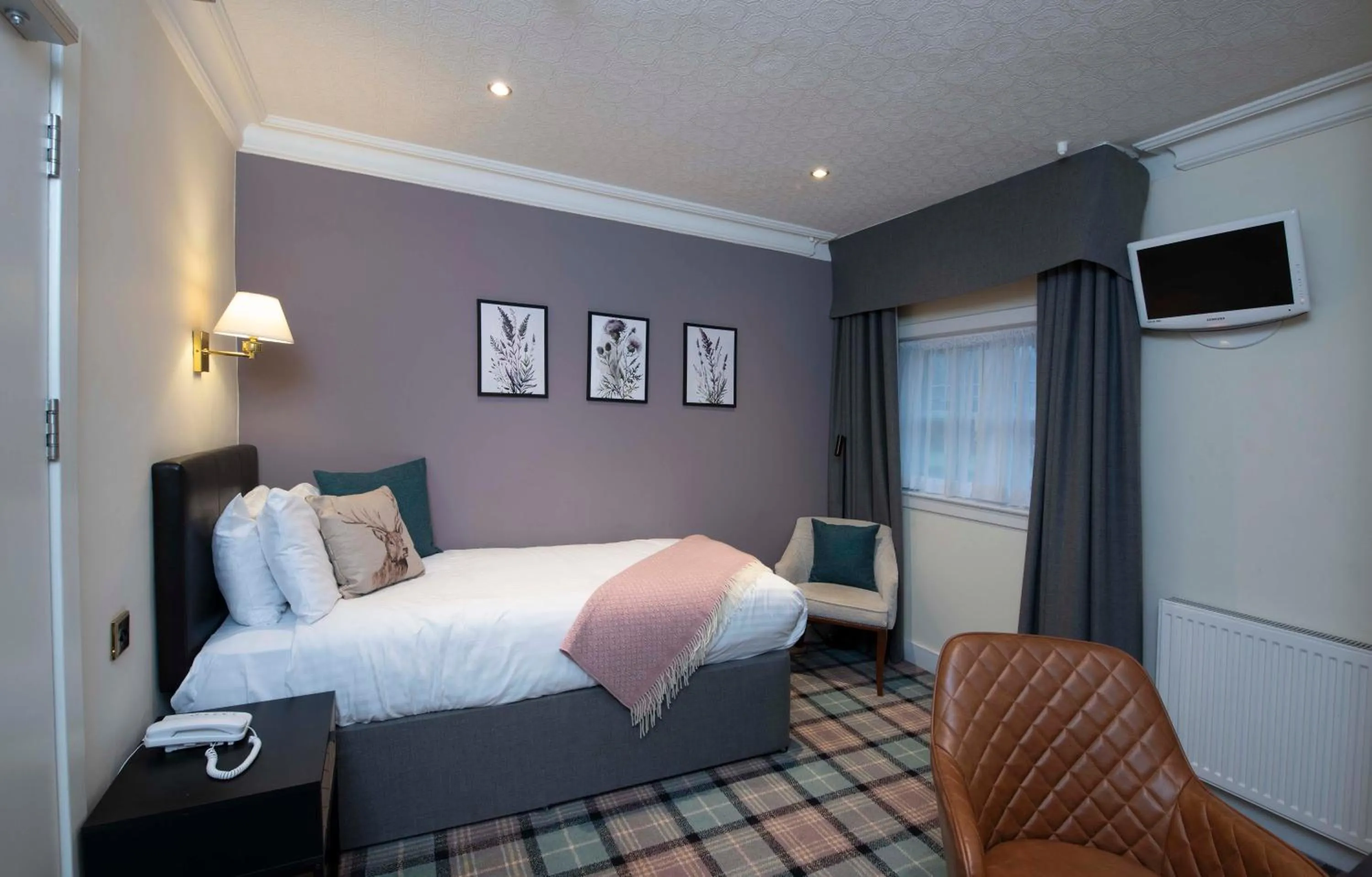 Bed in The Royal George Hotel