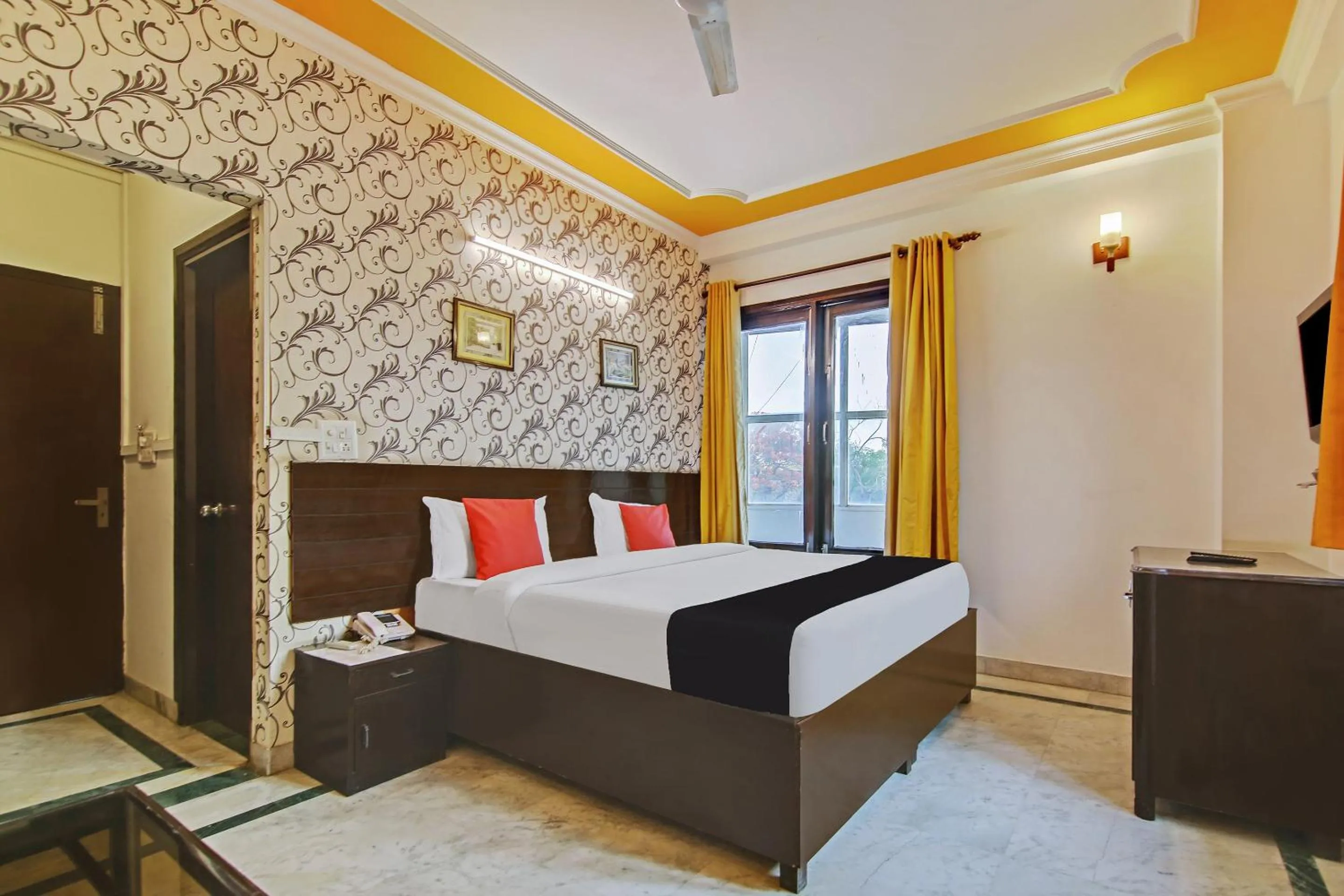 Bedroom in Capital O Tipsyy Near Aravali Biodiversity Park