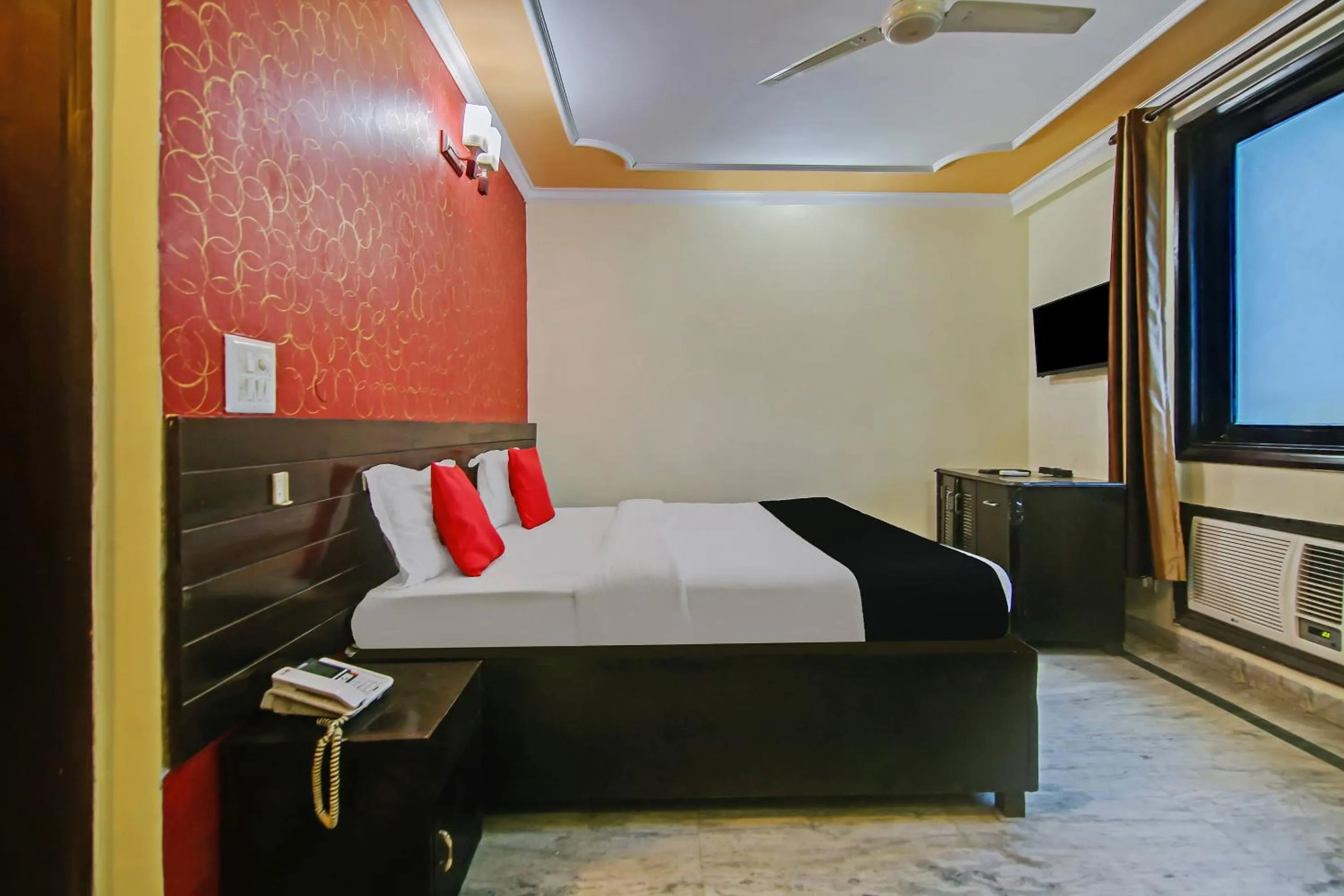 Bedroom in Capital O Tipsyy Near Aravali Biodiversity Park