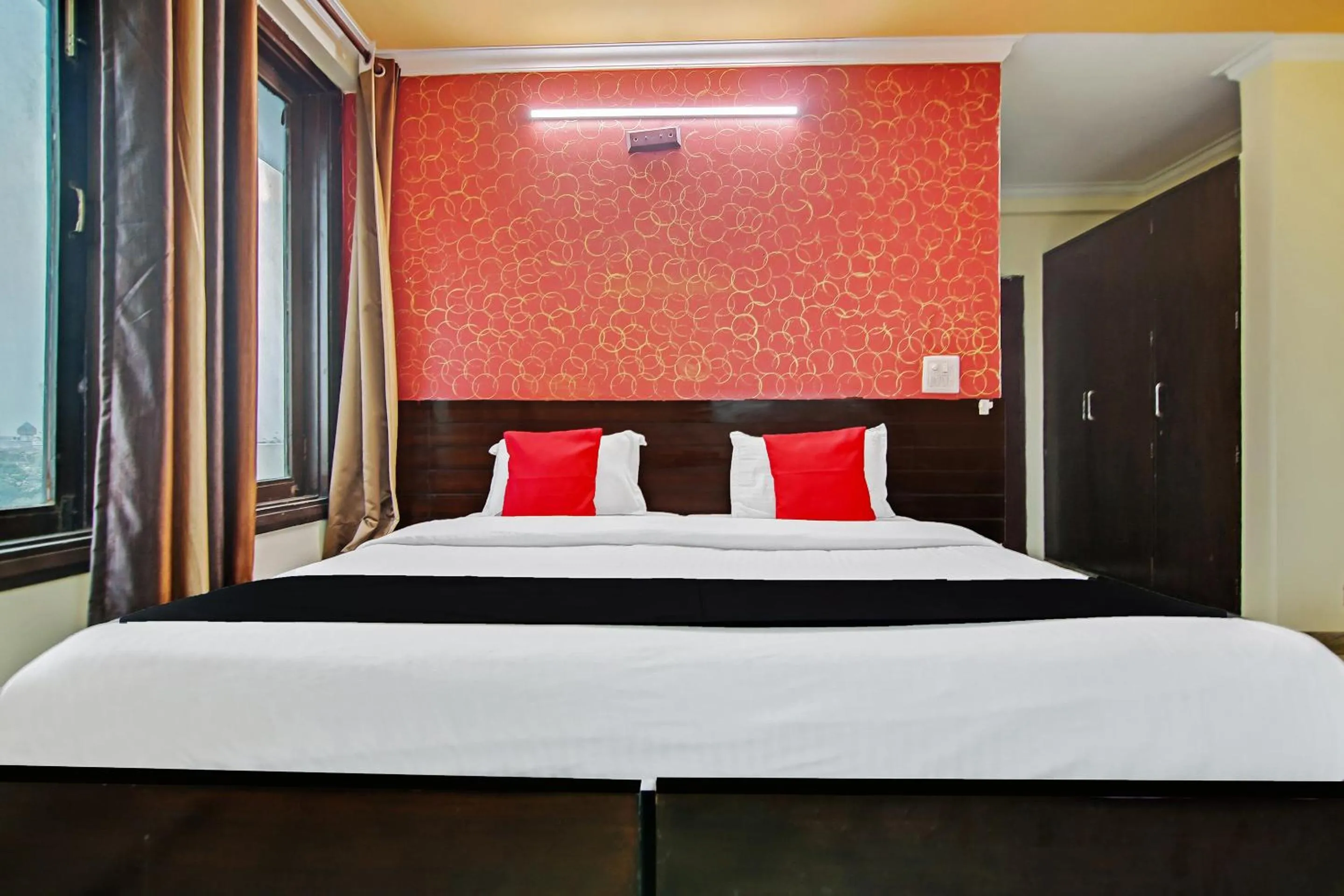 Bedroom in Capital O Tipsyy Near Aravali Biodiversity Park