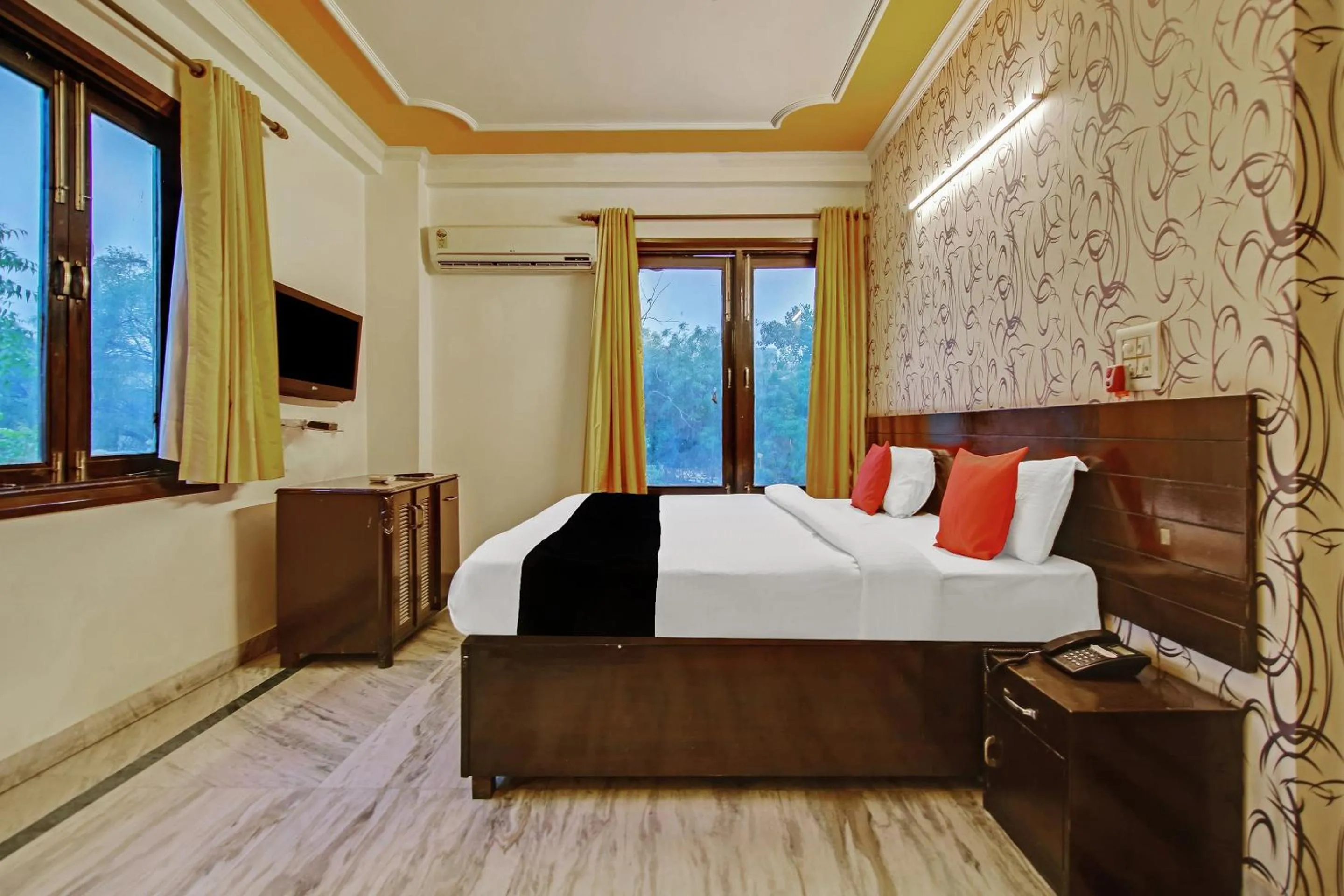 Bedroom in Capital O Tipsyy Near Aravali Biodiversity Park