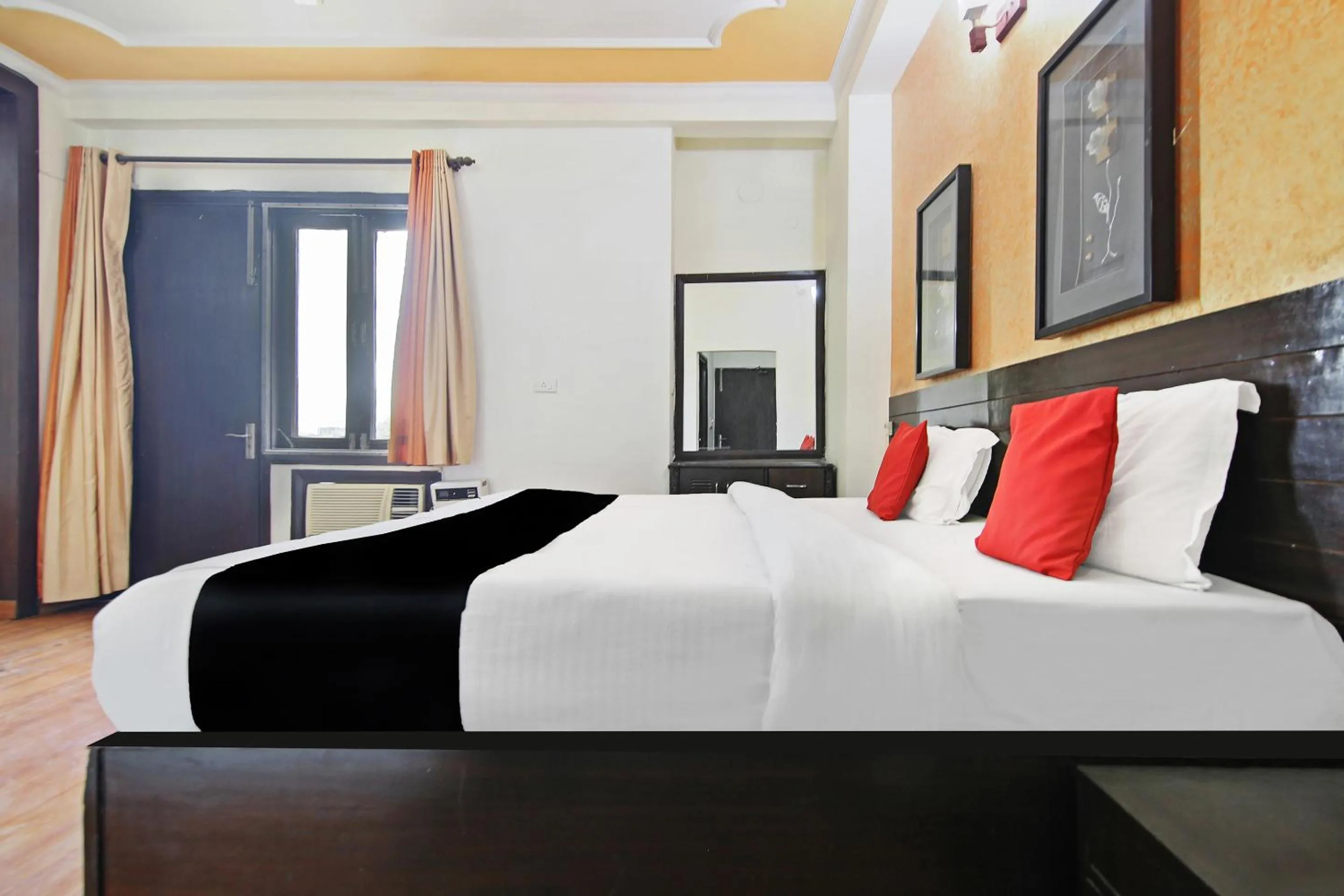 Bedroom in Capital O Tipsyy Near Aravali Biodiversity Park