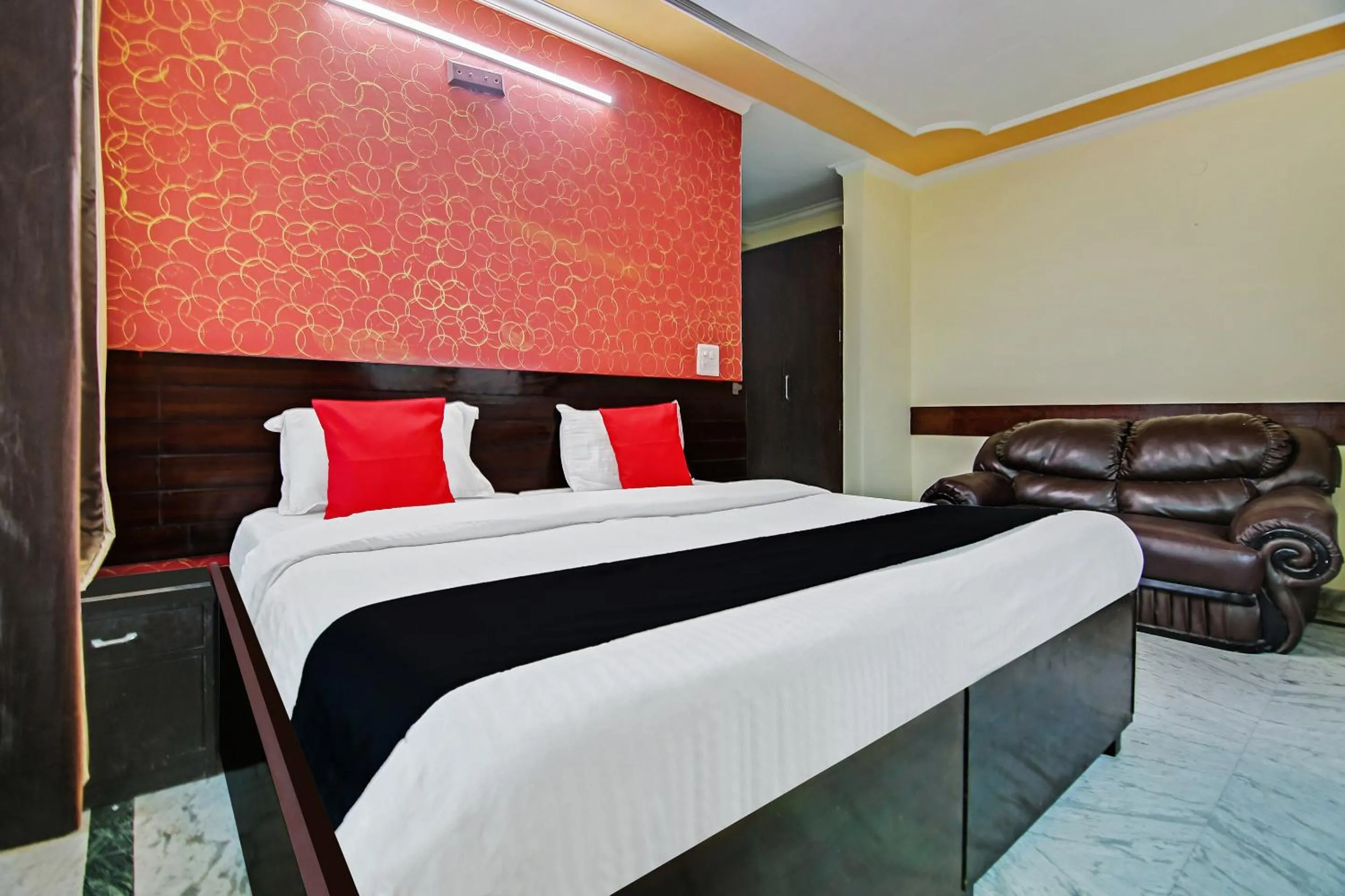 Bedroom in Capital O Tipsyy Near Aravali Biodiversity Park