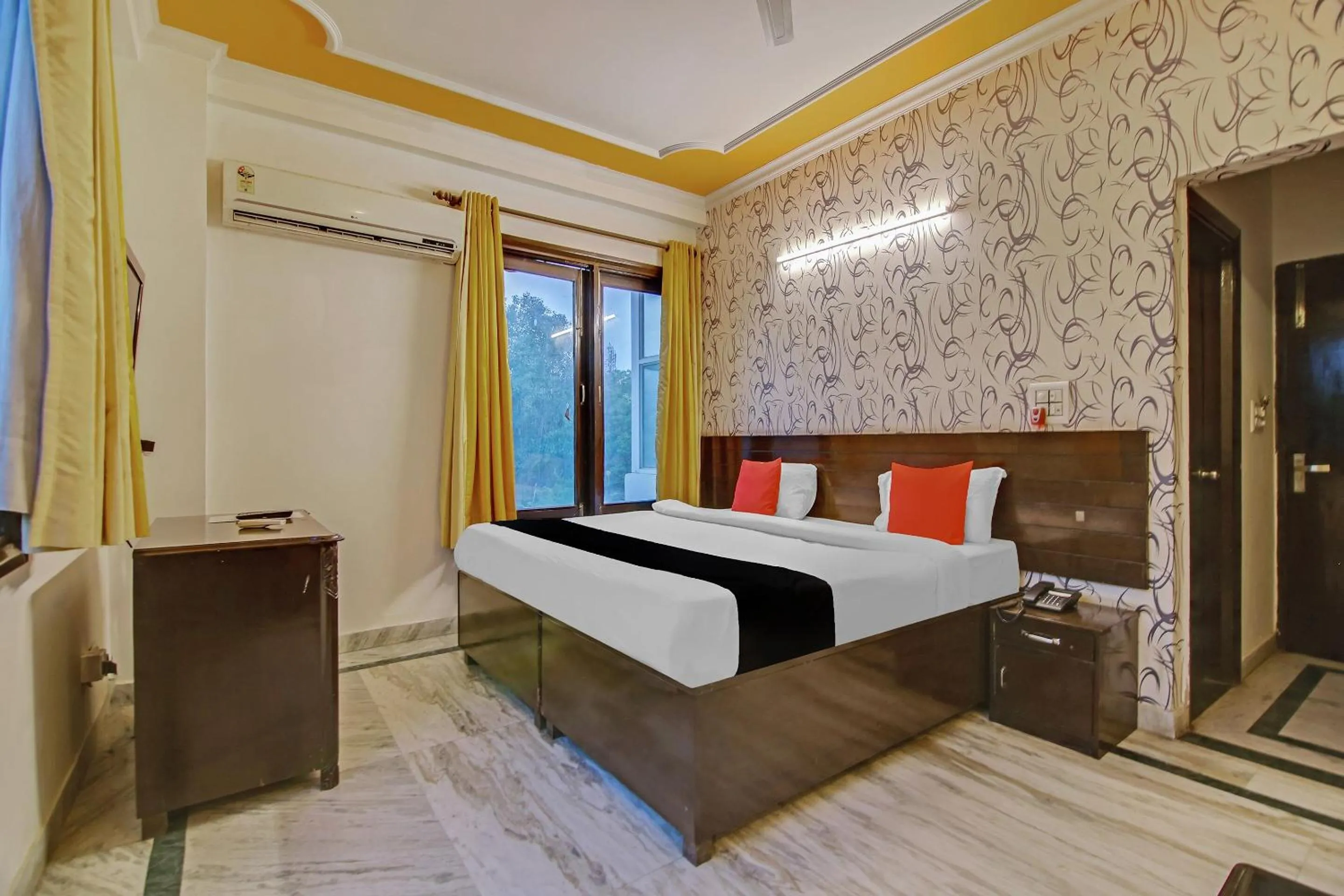 Bedroom in Capital O Tipsyy Near Aravali Biodiversity Park