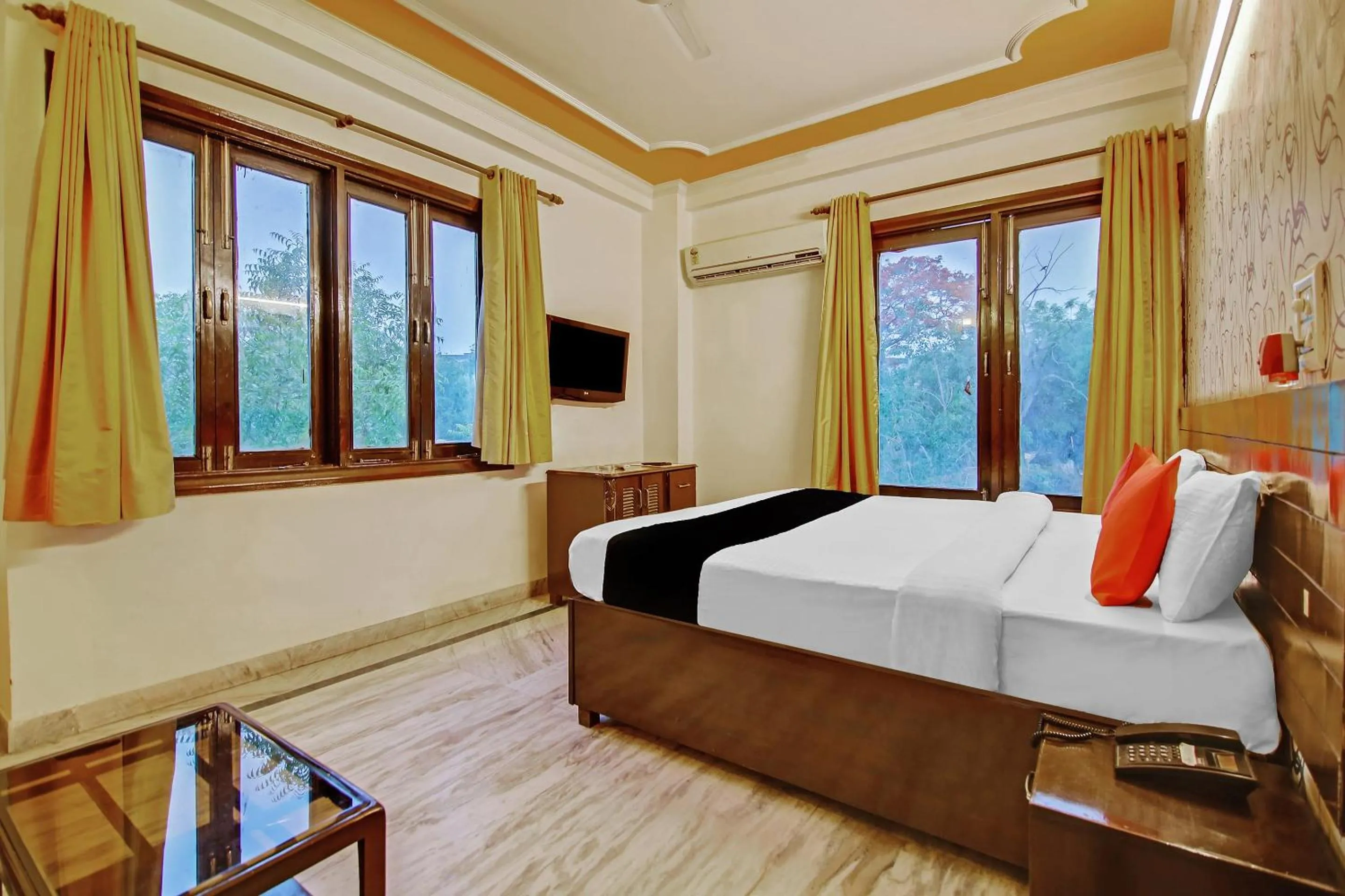 Bedroom in Capital O Tipsyy Near Aravali Biodiversity Park
