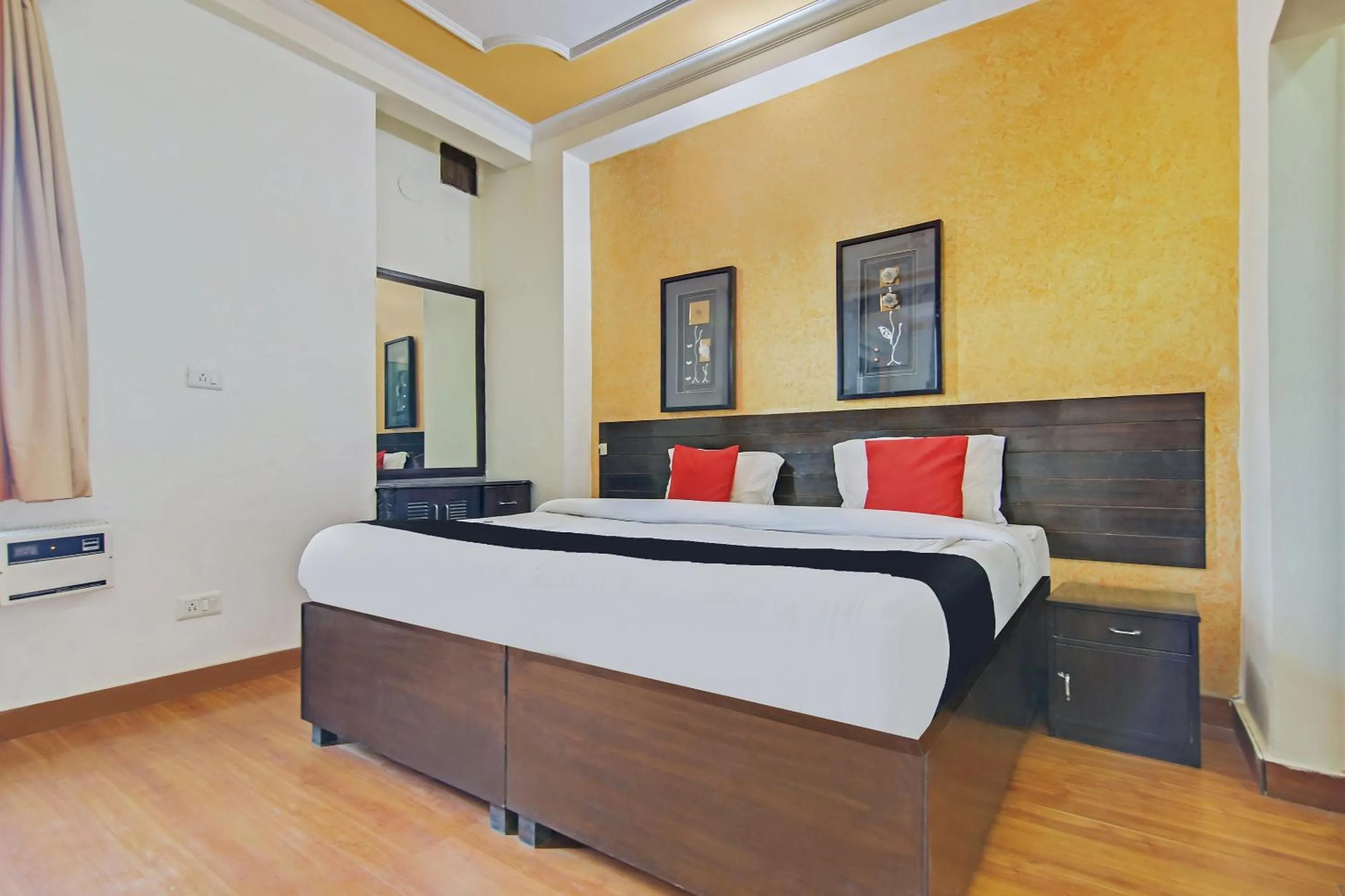Bedroom in Capital O Tipsyy Near Aravali Biodiversity Park