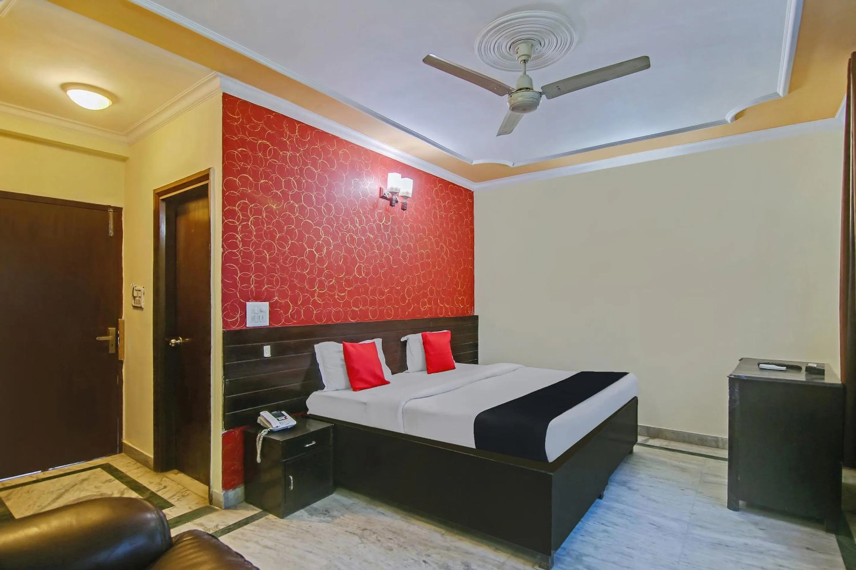 Bedroom in Capital O Tipsyy Near Aravali Biodiversity Park