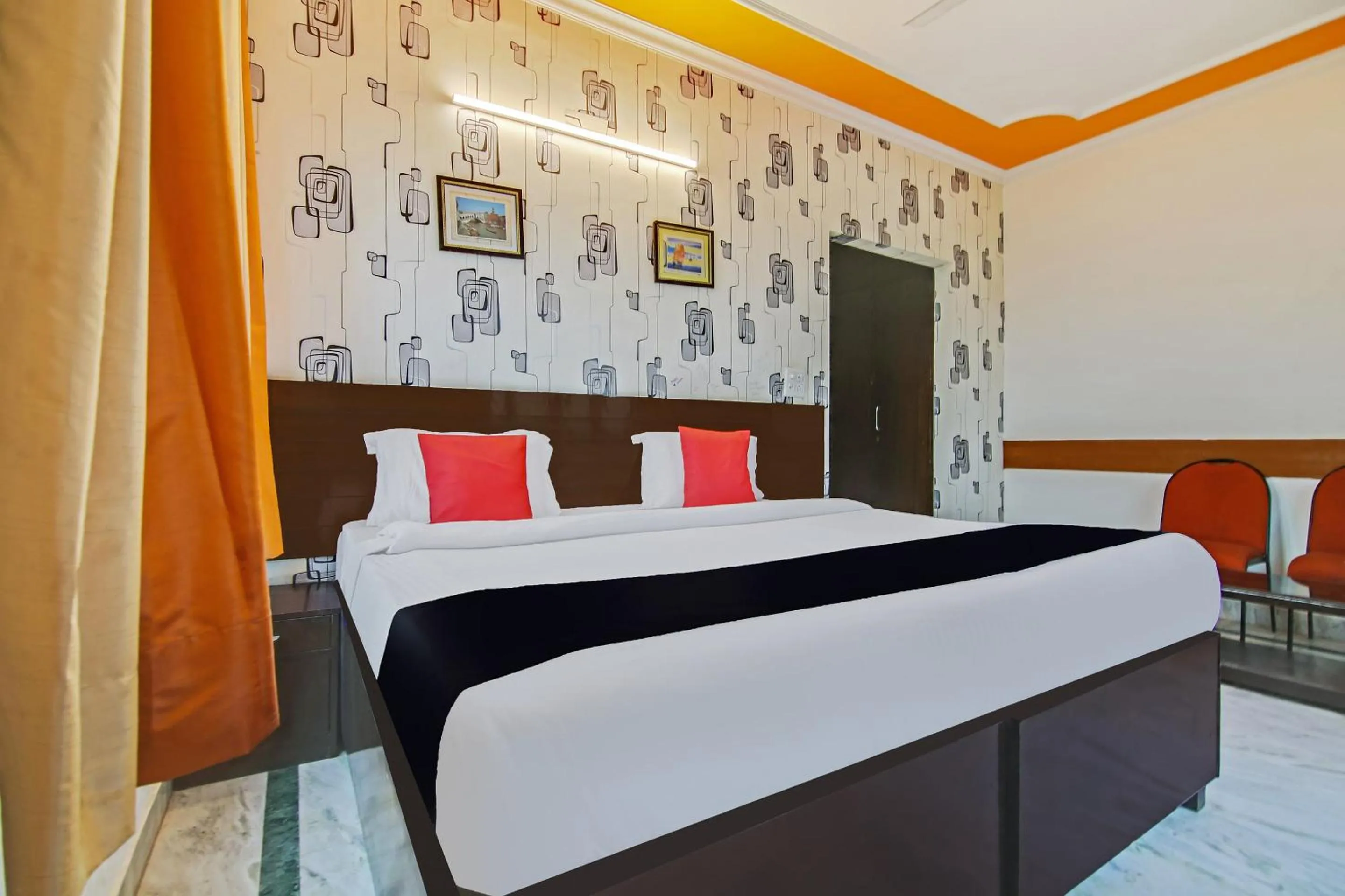 Bedroom in Capital O Tipsyy Near Aravali Biodiversity Park