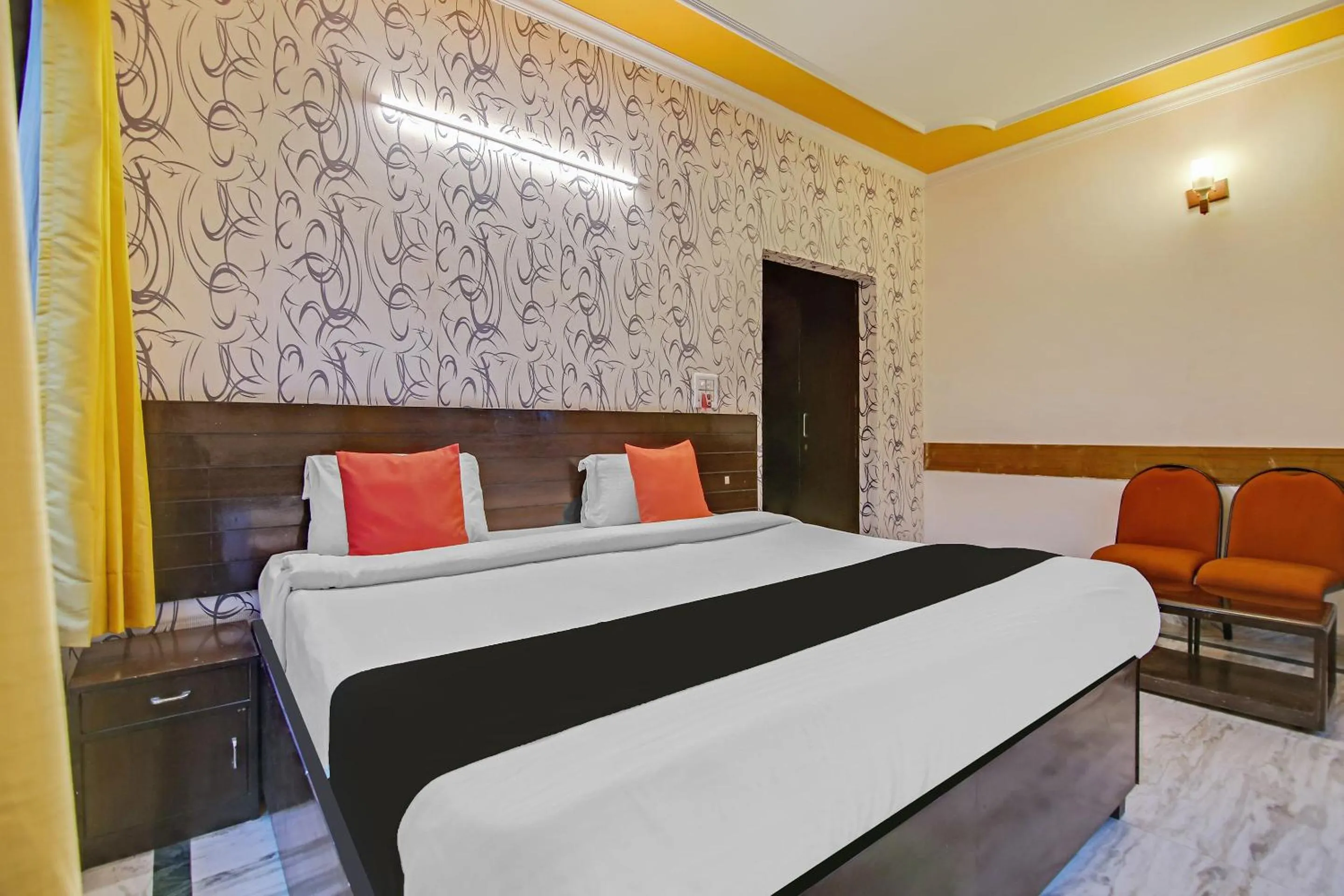 Bedroom in Capital O Tipsyy Near Aravali Biodiversity Park