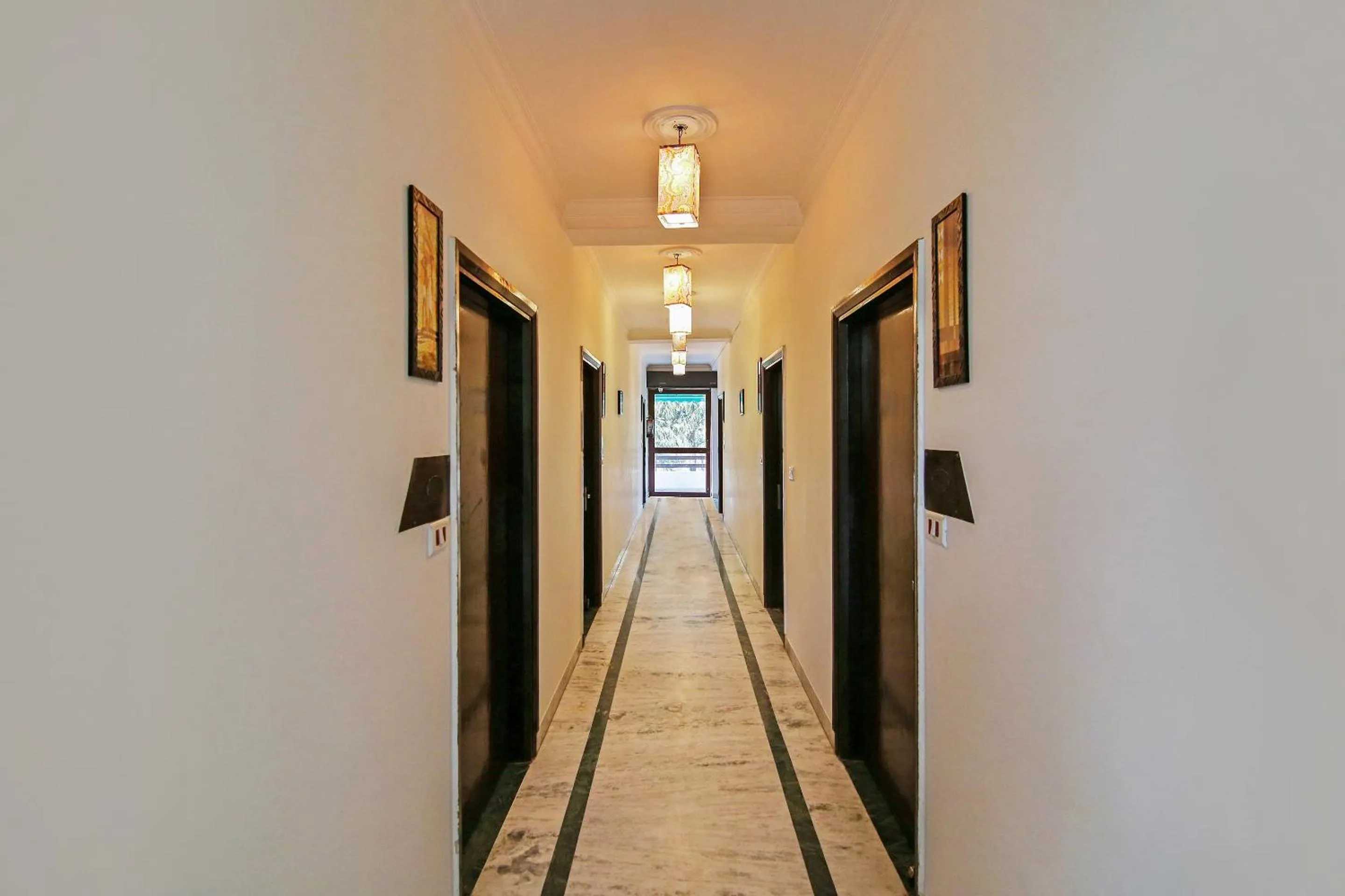 Lobby or reception in Capital O Tipsyy Near Aravali Biodiversity Park