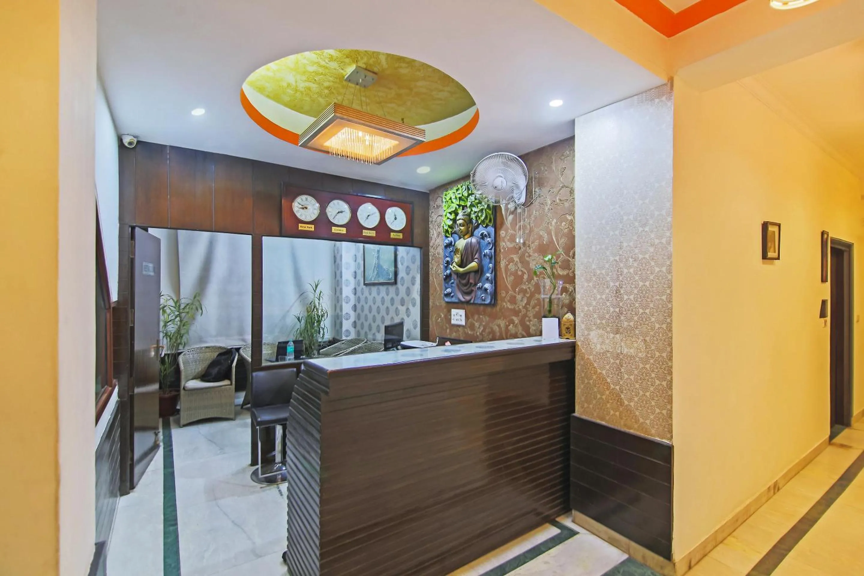 Lobby or reception in Capital O Tipsyy Near Aravali Biodiversity Park