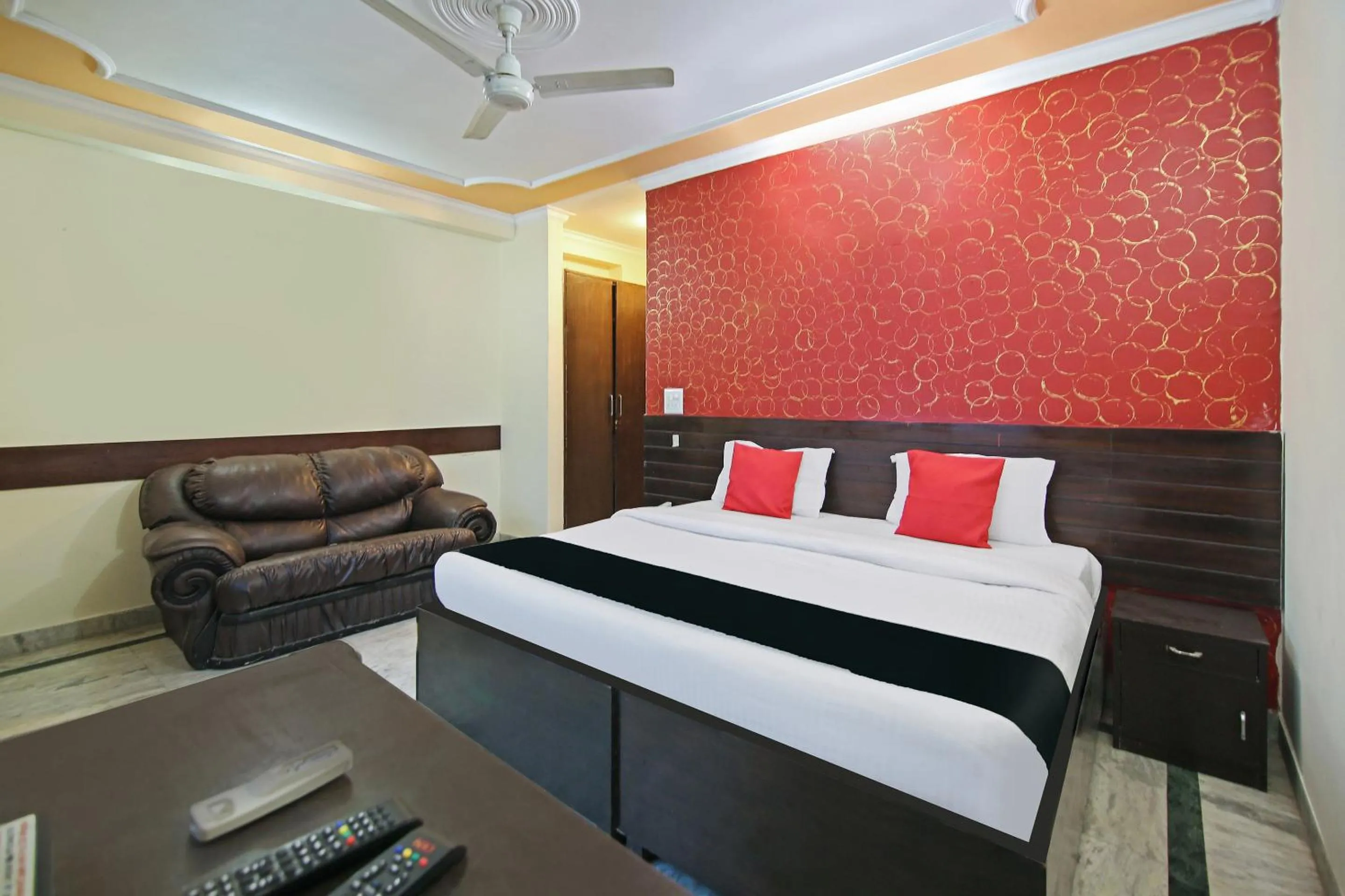Bedroom in Capital O Tipsyy Near Aravali Biodiversity Park