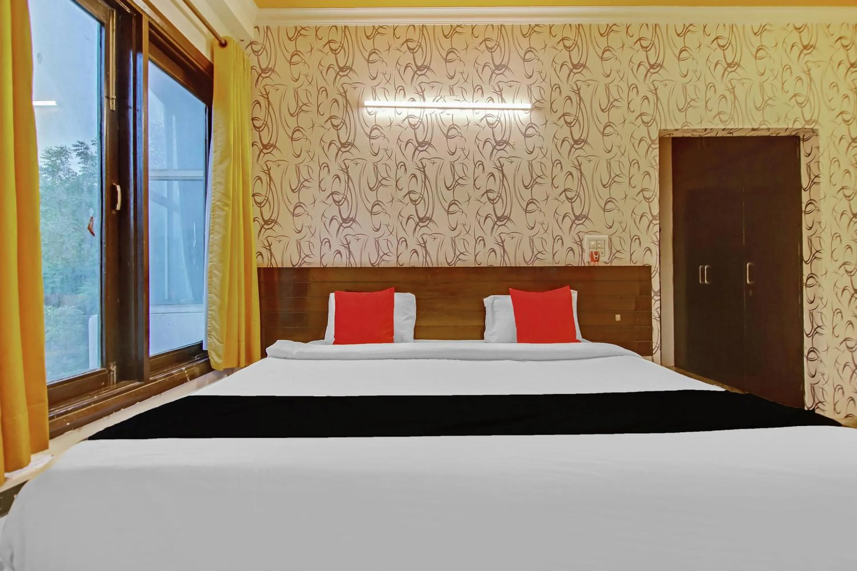 Bedroom in Capital O Tipsyy Near Aravali Biodiversity Park