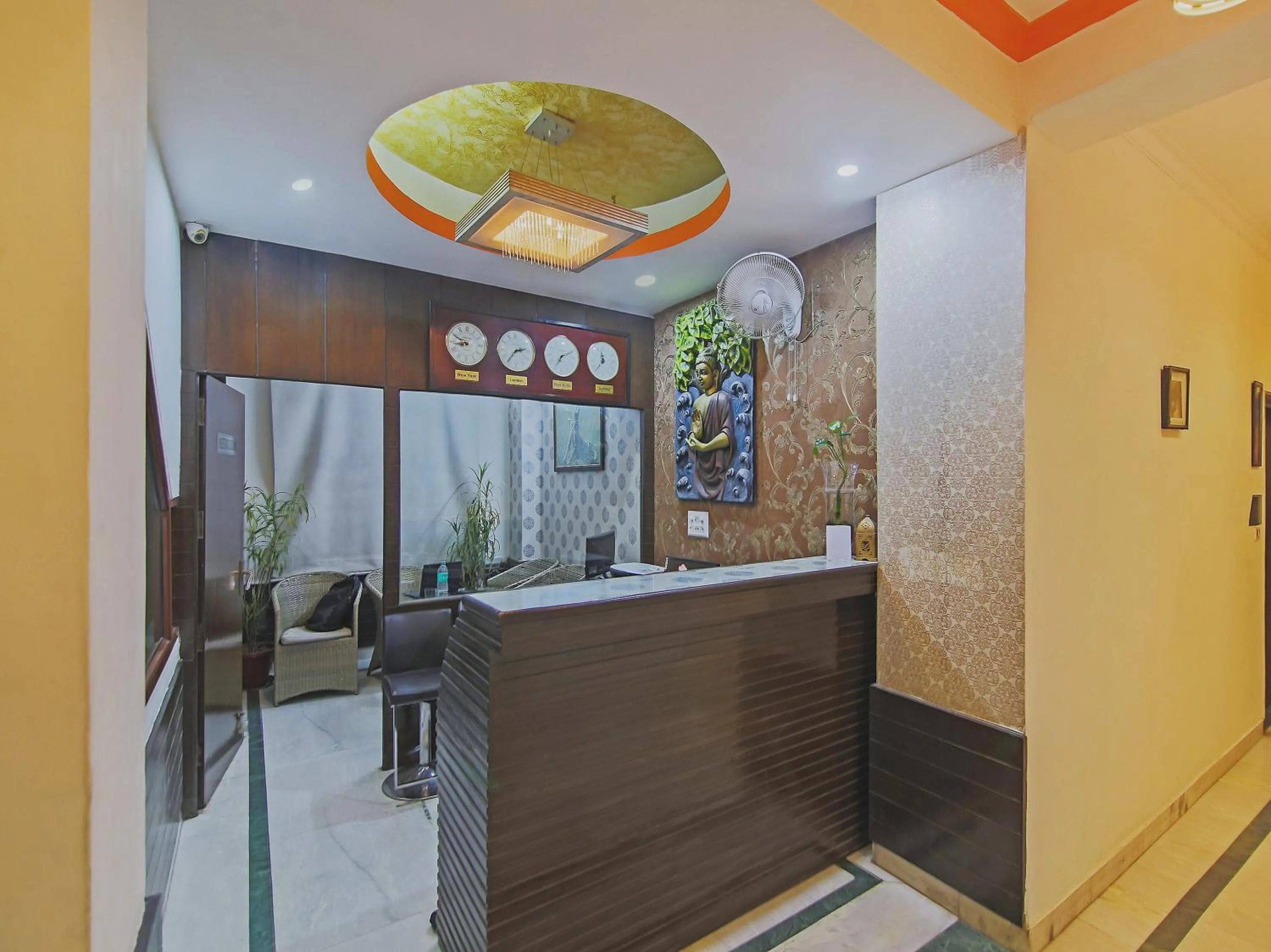 Lobby or reception in Capital O Tipsyy Near Aravali Biodiversity Park