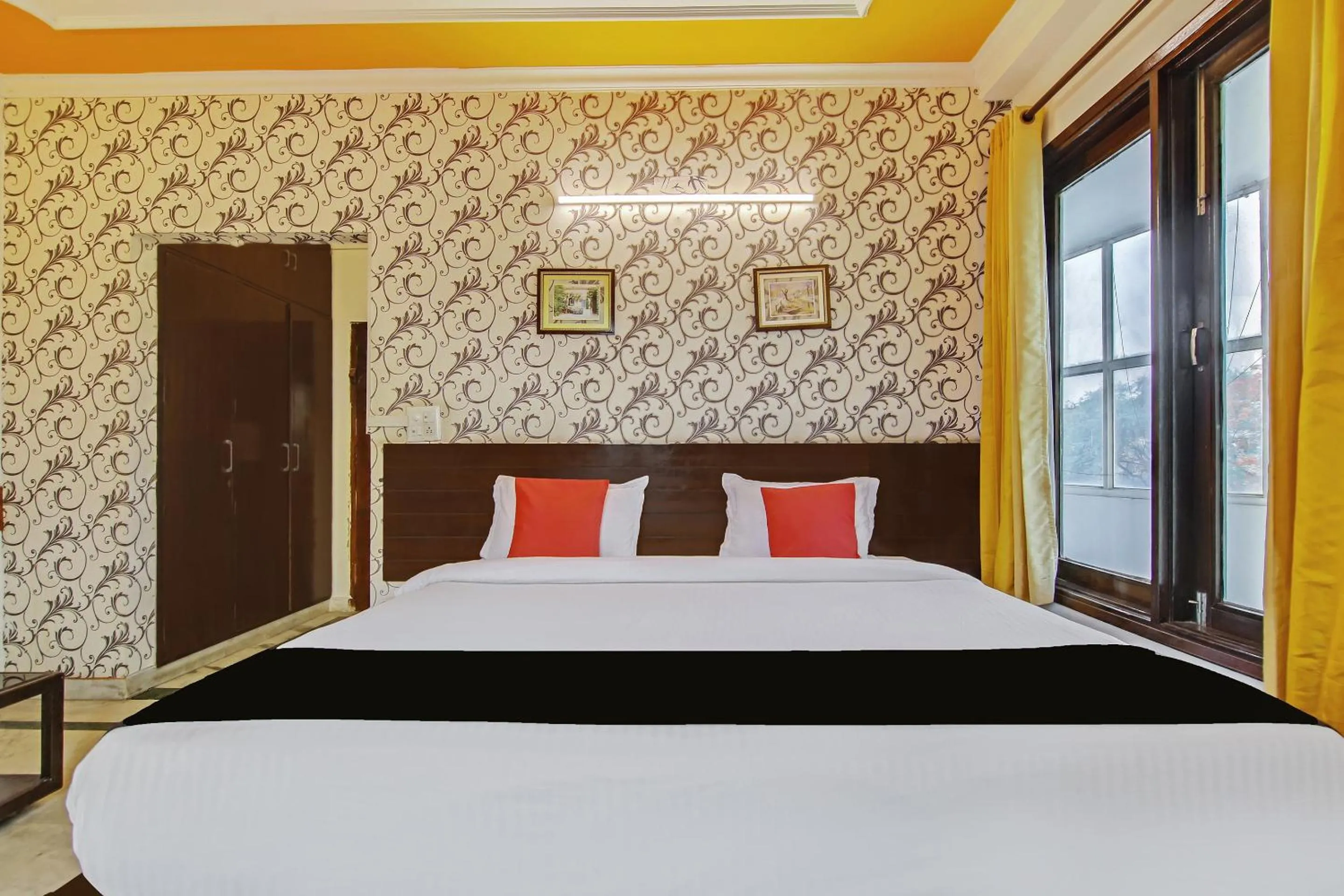 Bedroom in Capital O Tipsyy Near Aravali Biodiversity Park