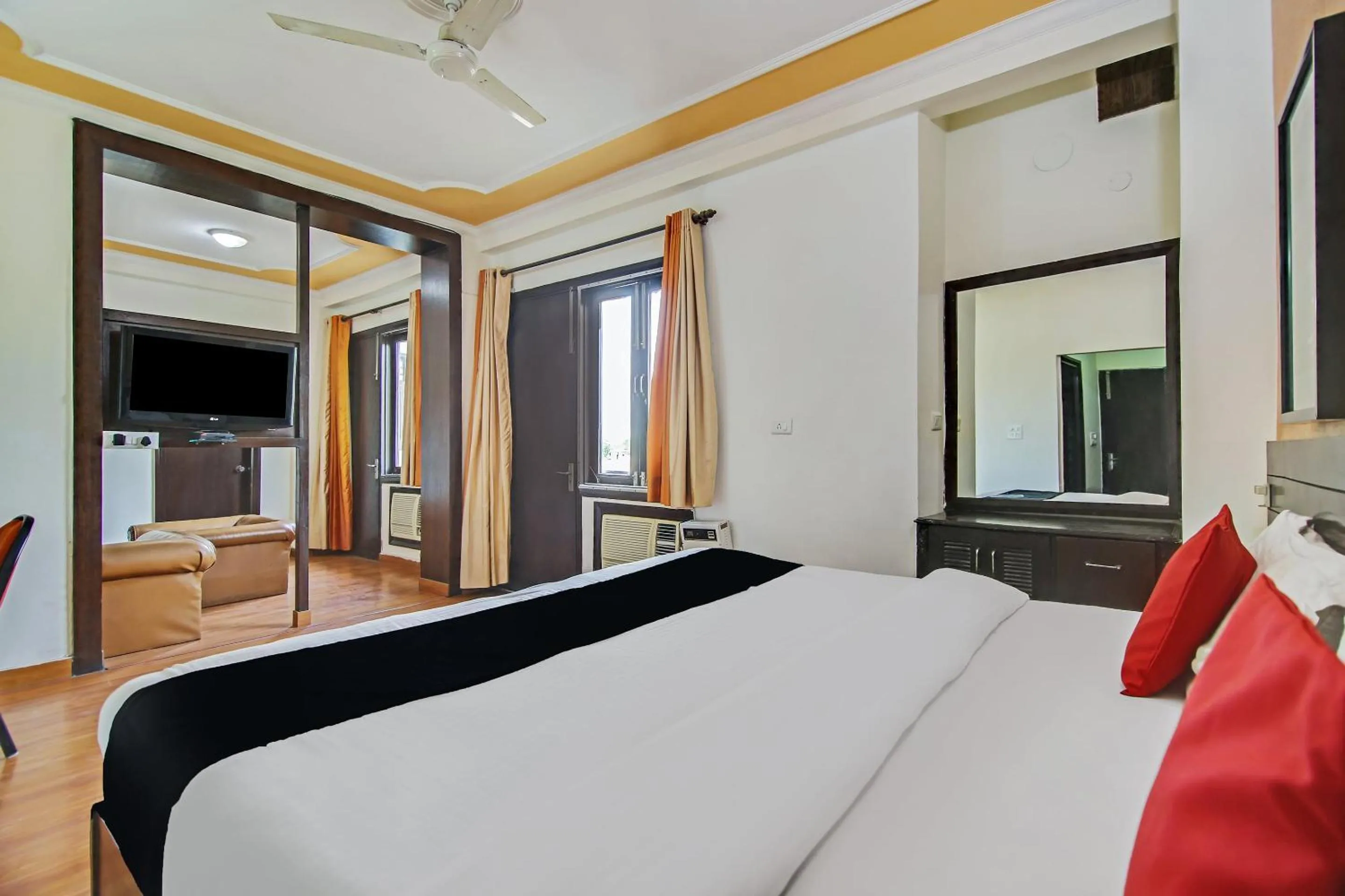 Bedroom in Capital O Tipsyy Near Aravali Biodiversity Park