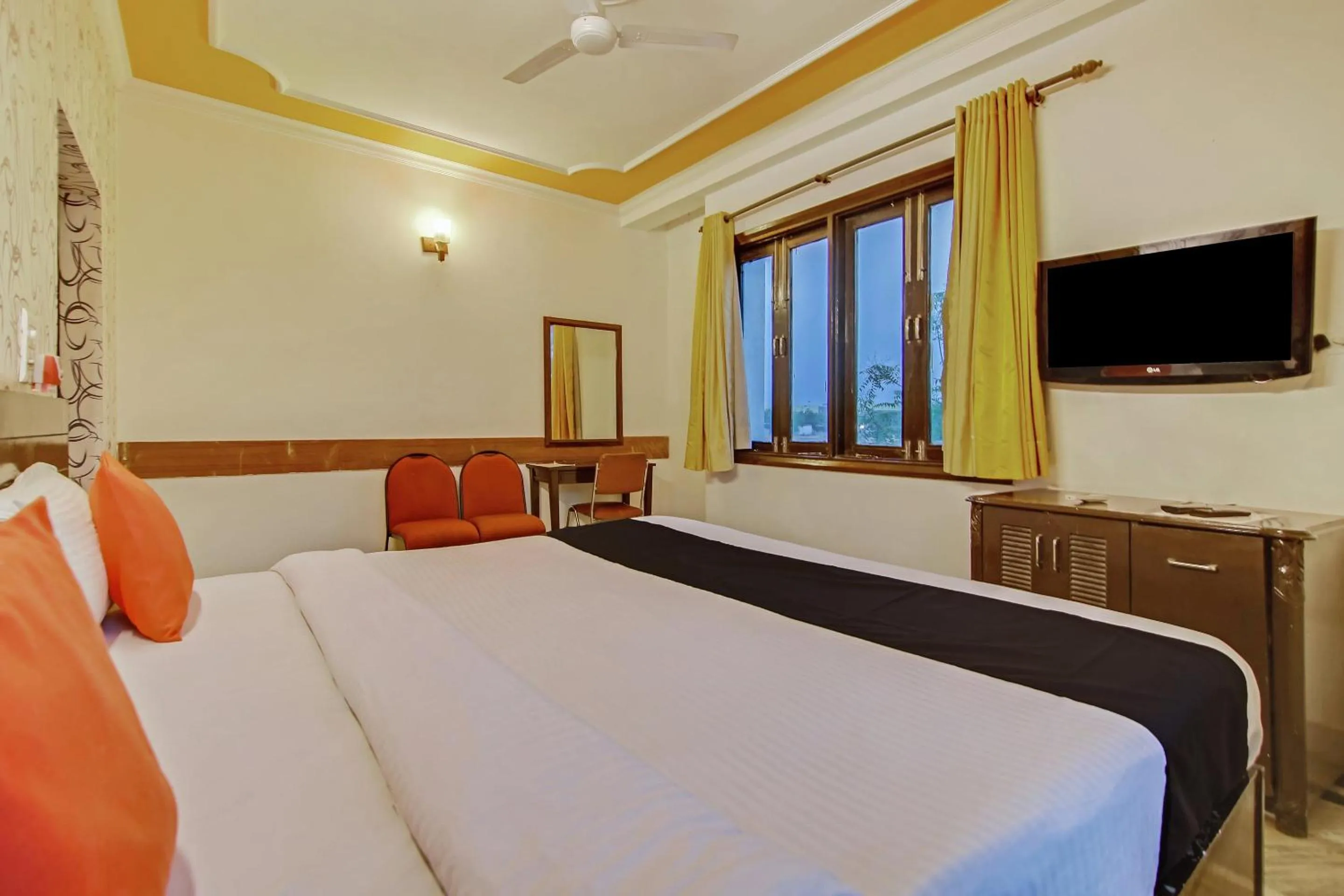 Bedroom in Capital O Tipsyy Near Aravali Biodiversity Park