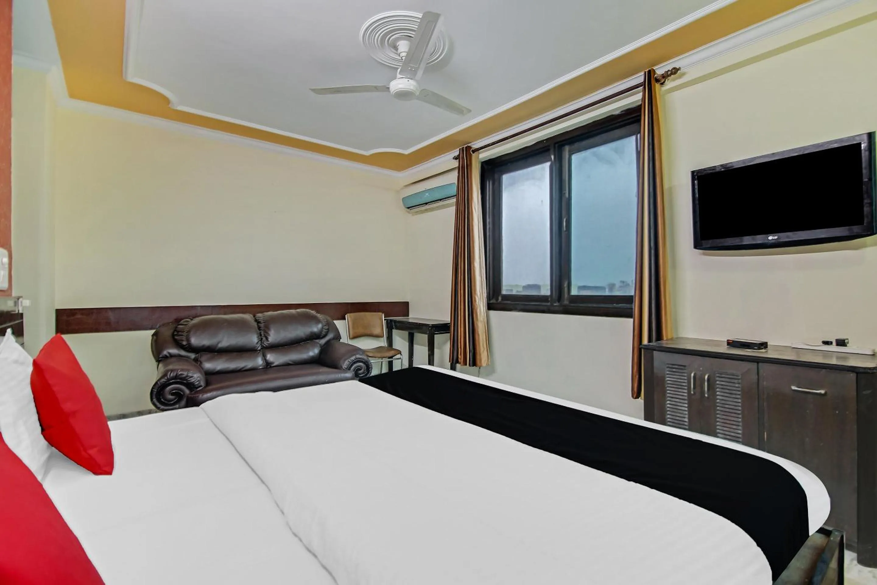 Bedroom in Capital O Tipsyy Near Aravali Biodiversity Park