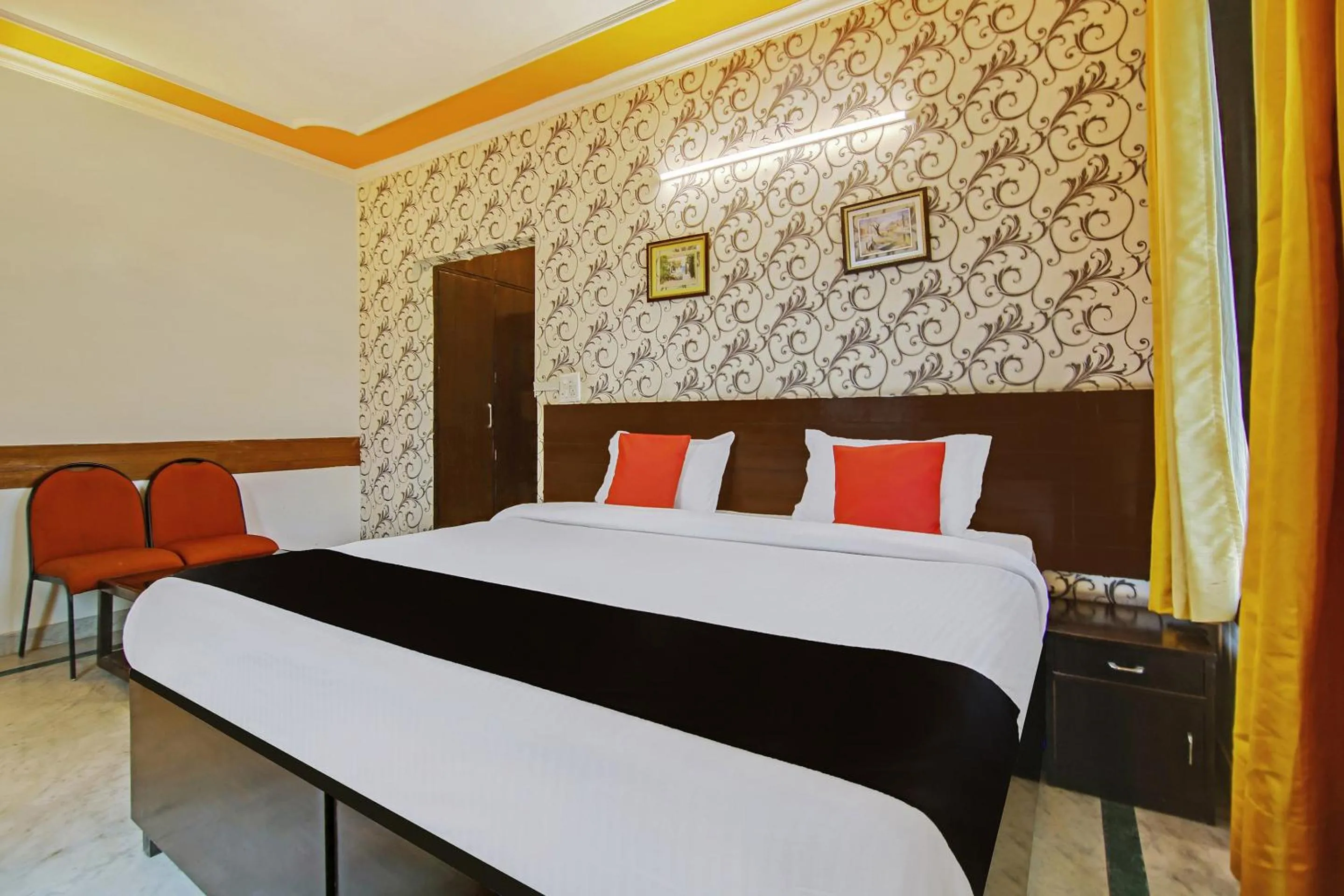 Bedroom in Capital O Tipsyy Near Aravali Biodiversity Park