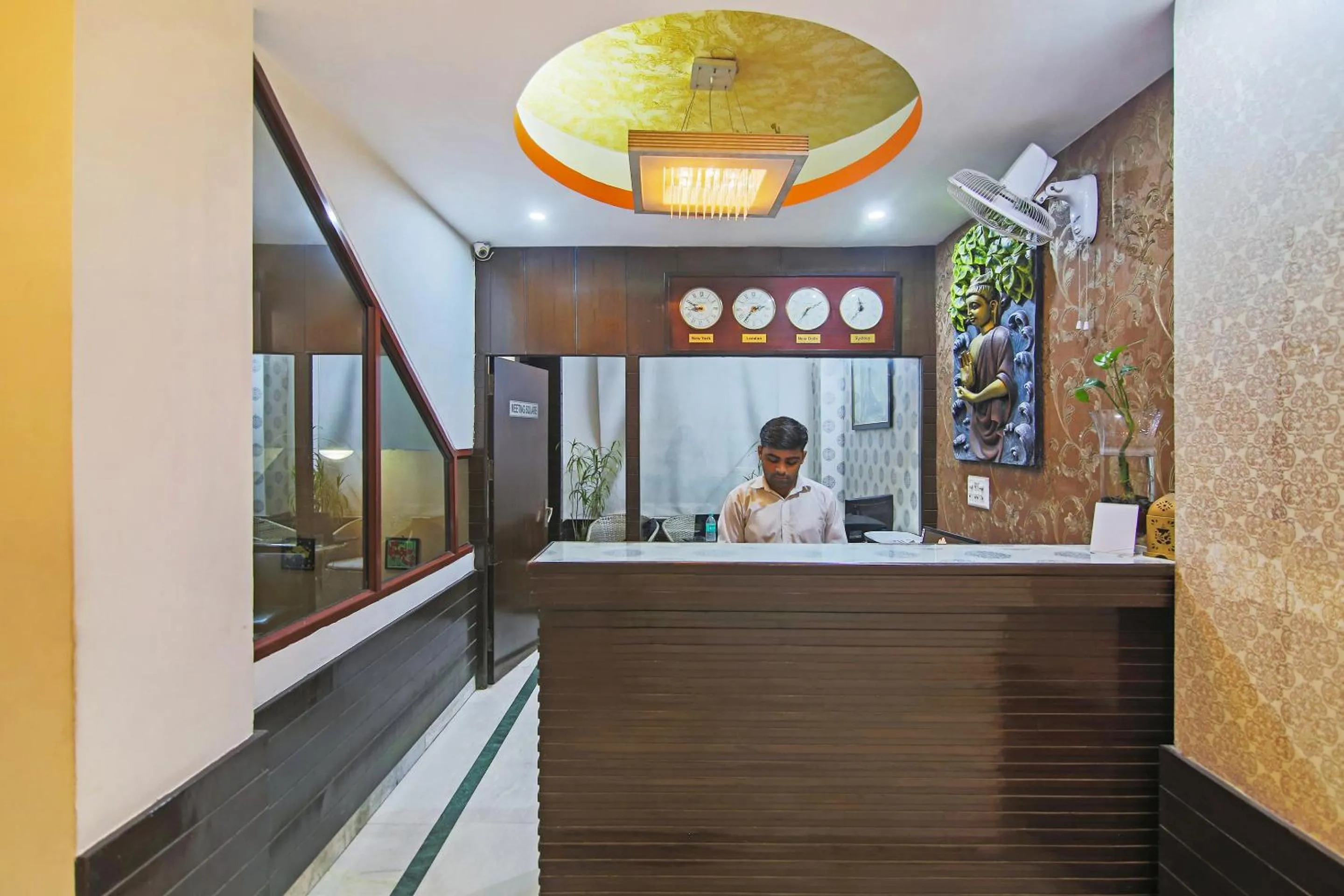 Lobby or reception in Capital O Tipsyy Near Aravali Biodiversity Park