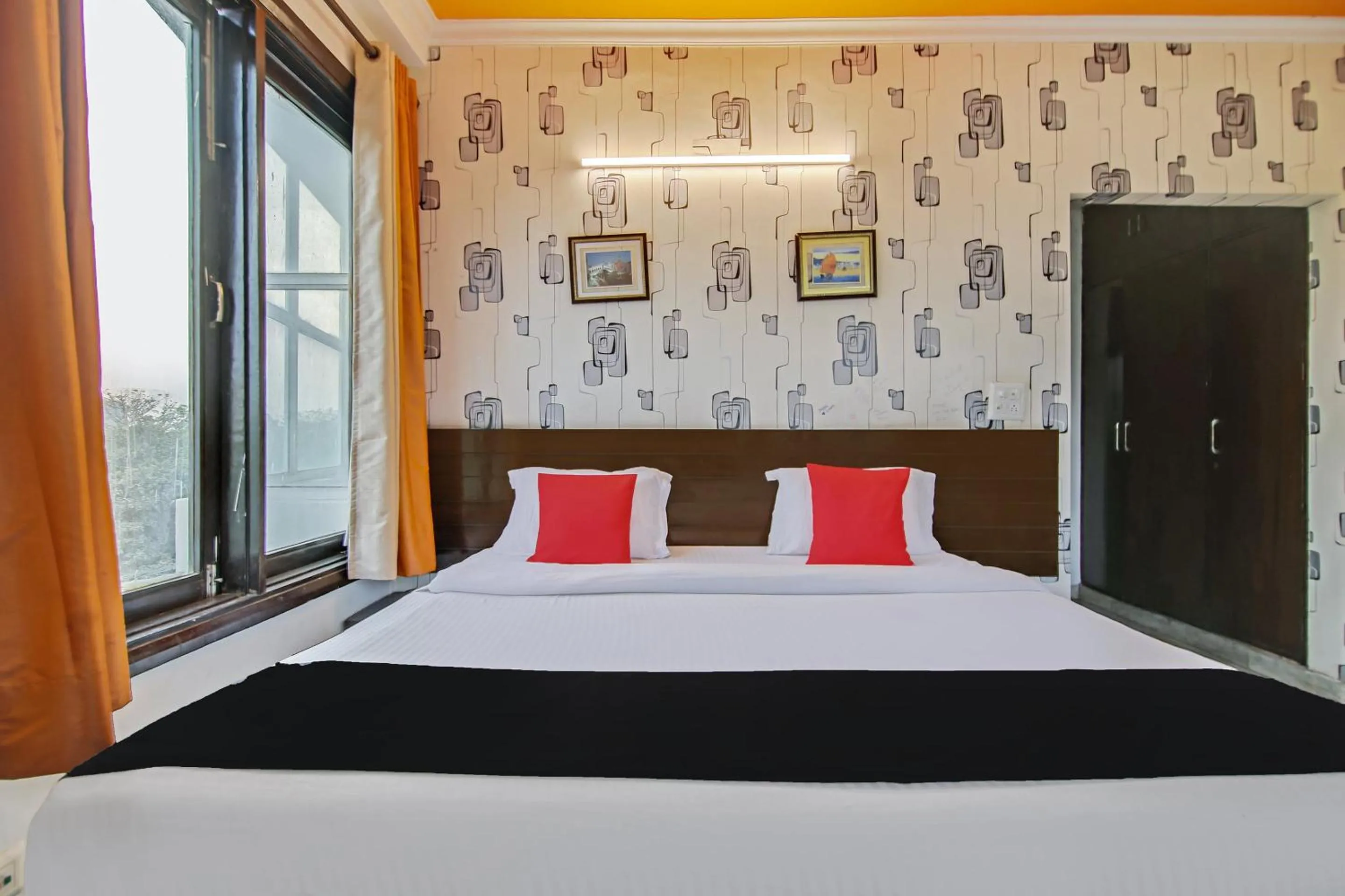 Bedroom in Capital O Tipsyy Near Aravali Biodiversity Park