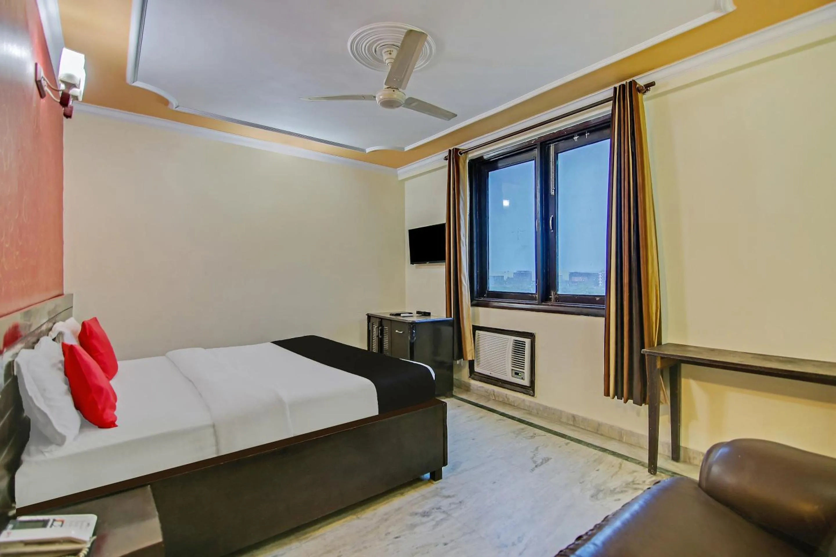 Bedroom in Capital O Tipsyy Near Aravali Biodiversity Park