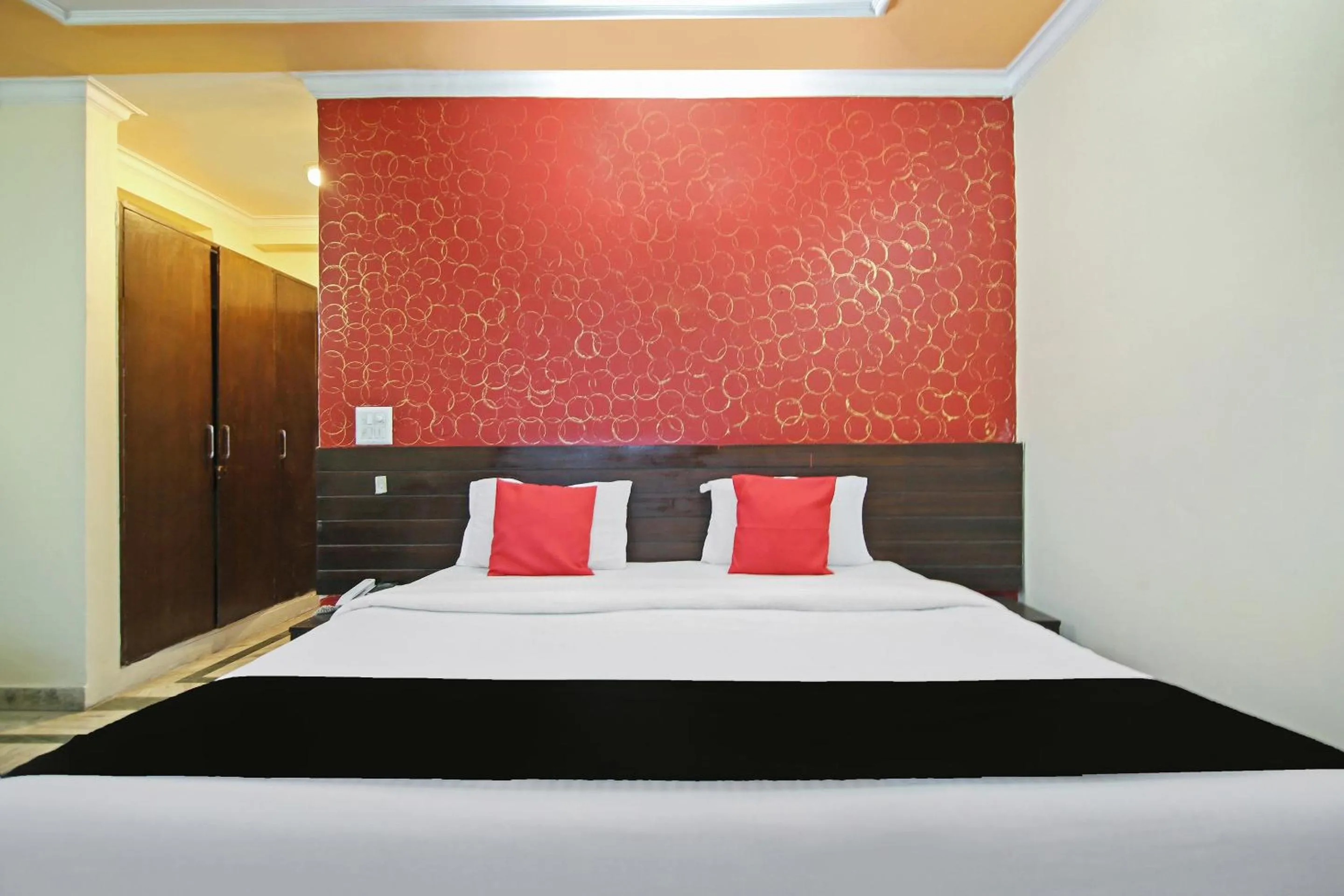 Bedroom in Capital O Tipsyy Near Aravali Biodiversity Park