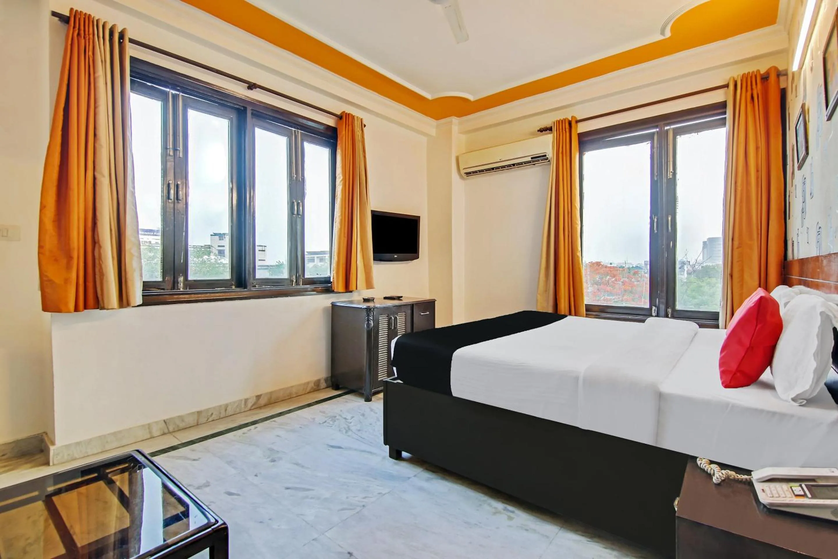 Bedroom in Capital O Tipsyy Near Aravali Biodiversity Park