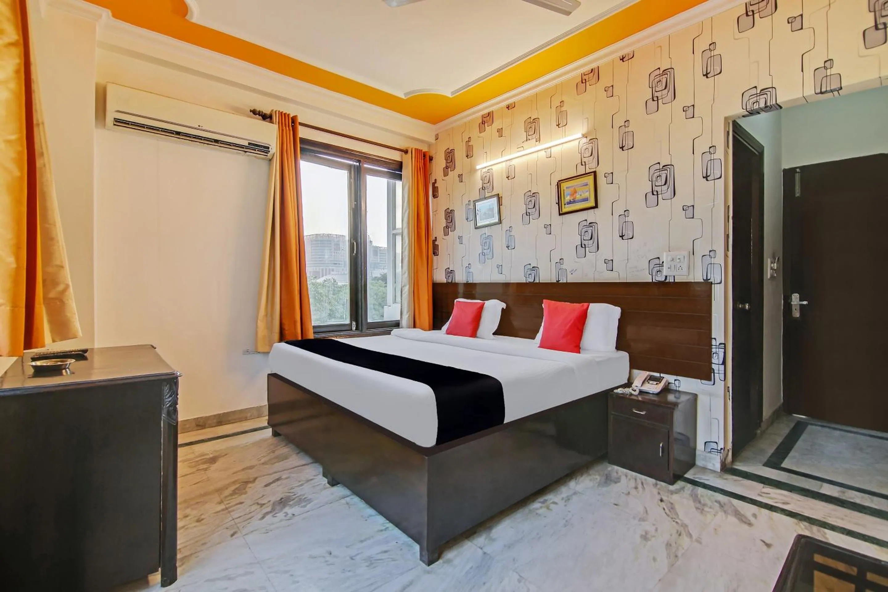 Bedroom in Capital O Tipsyy Near Aravali Biodiversity Park