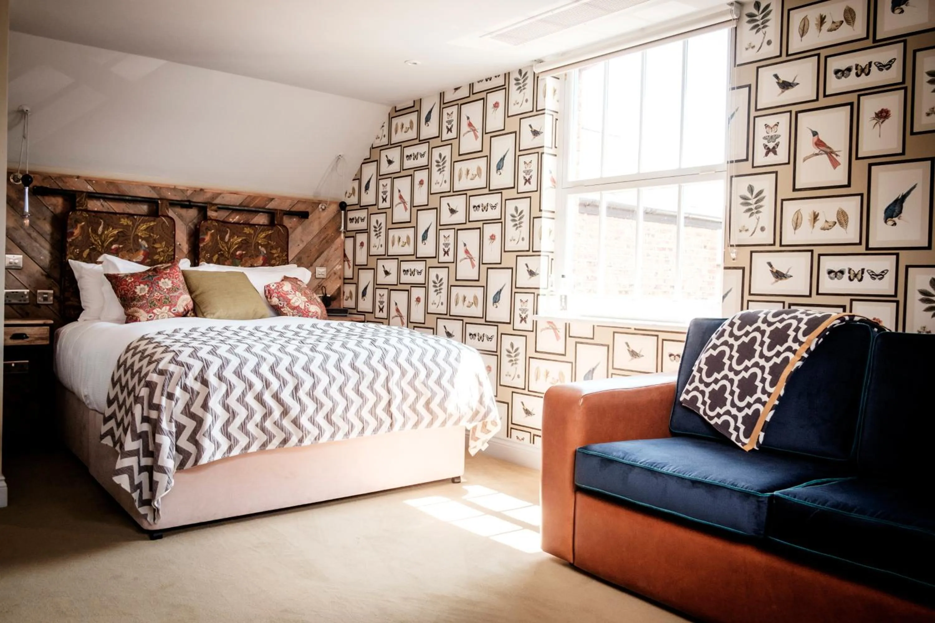 Photo of the whole room, Bed in The Queen's Head