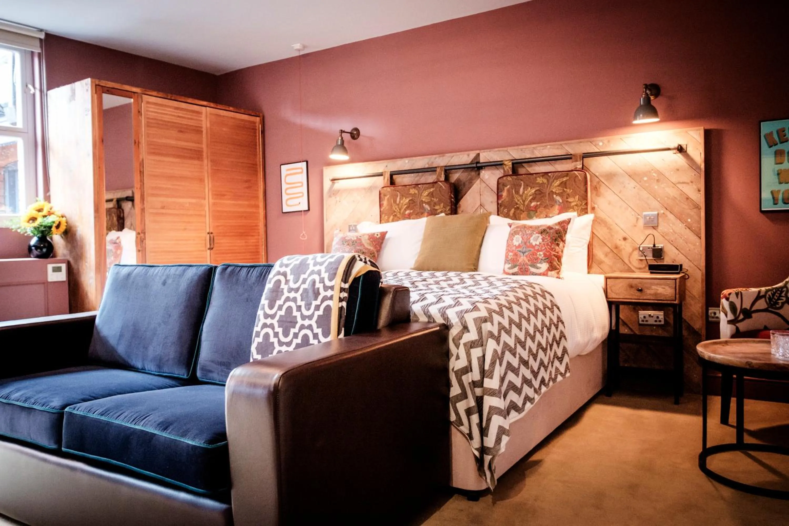 Photo of the whole room, Bed in The Queen's Head