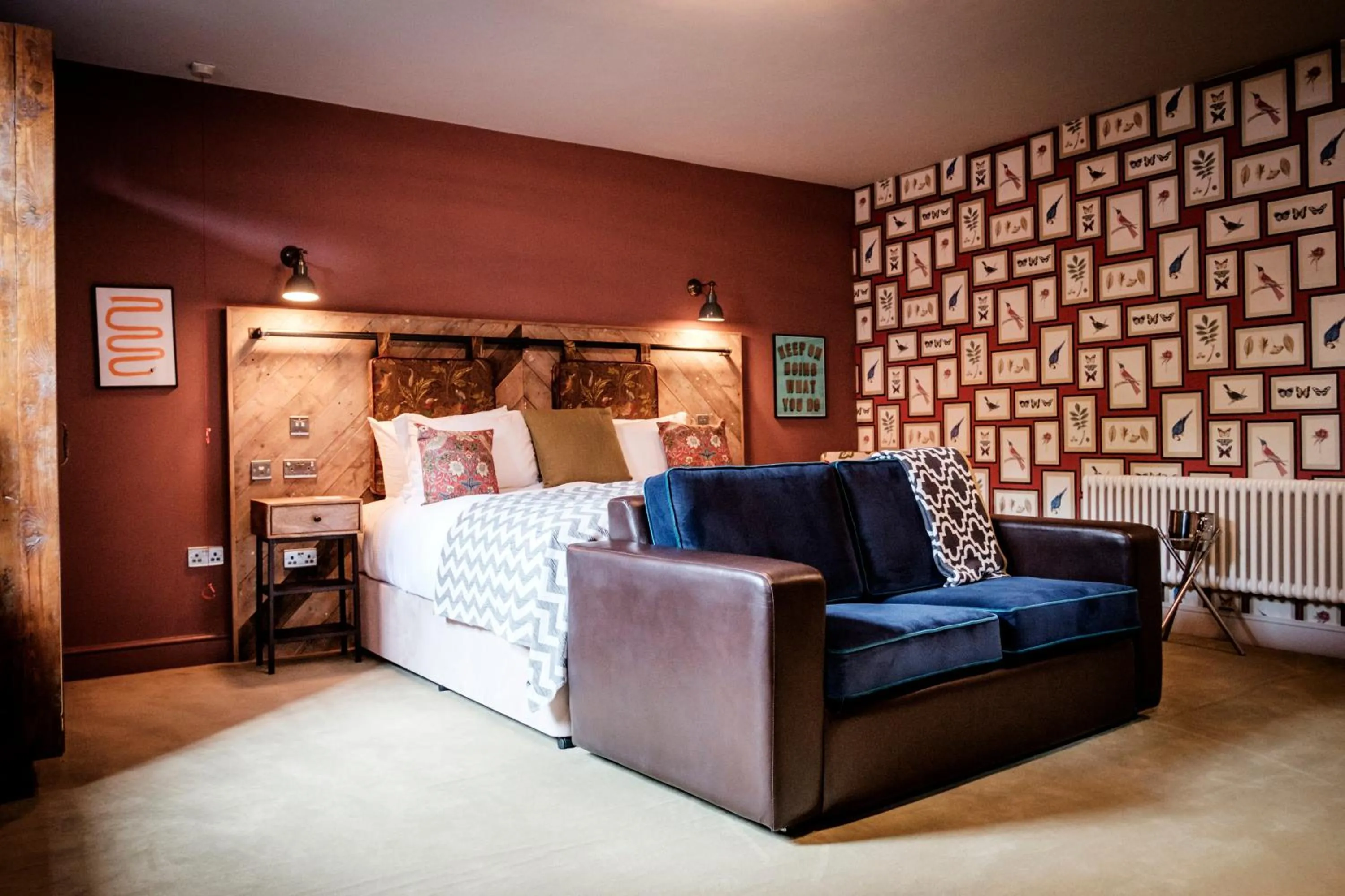 Photo of the whole room, Bed in The Queen's Head