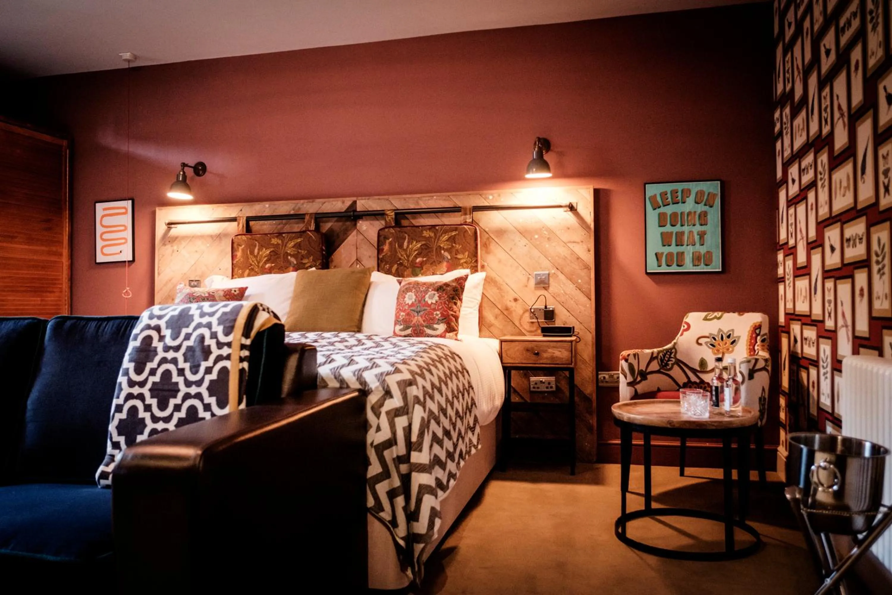 Photo of the whole room, Bed in The Queen's Head