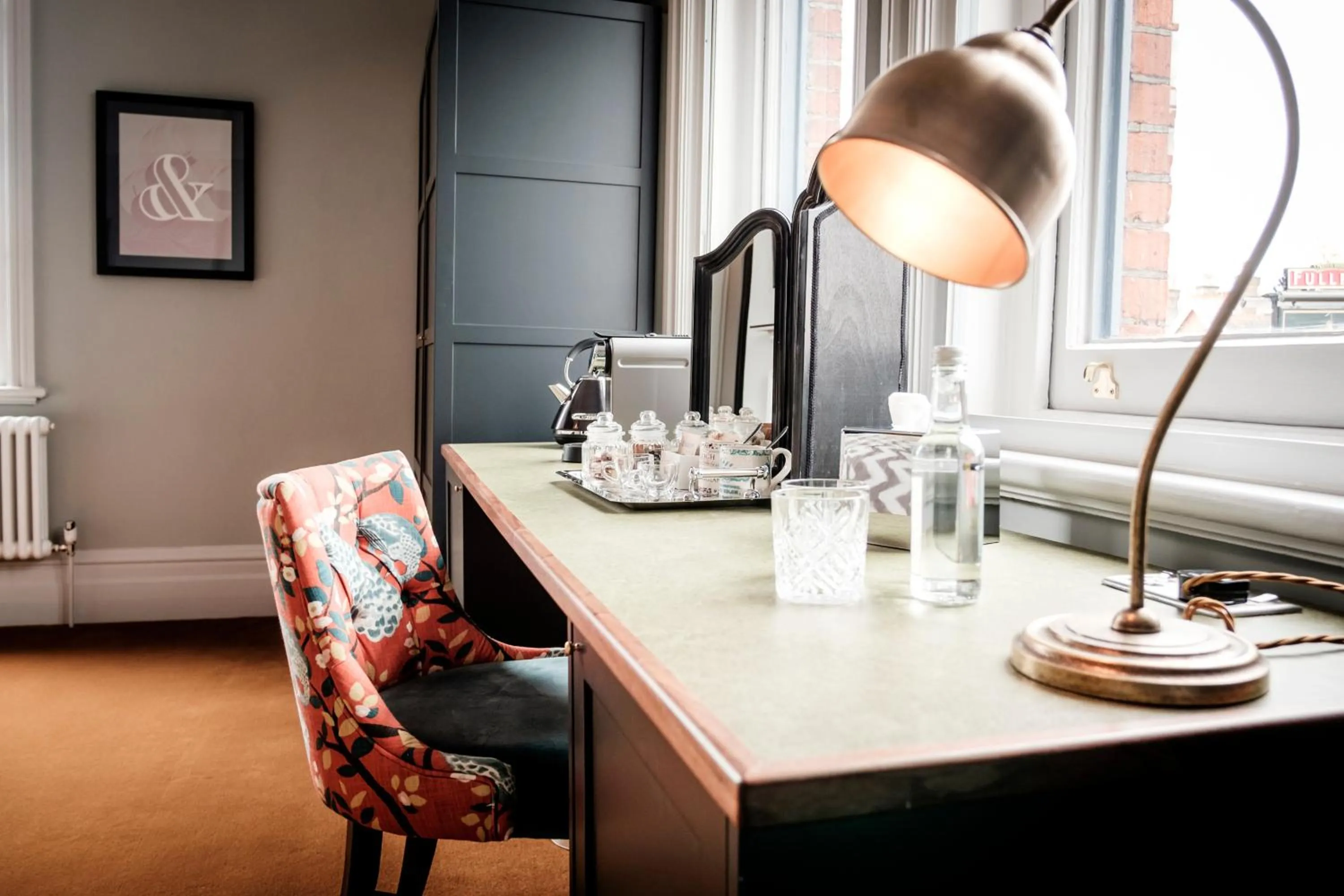 Photo of the whole room in The Queen's Head