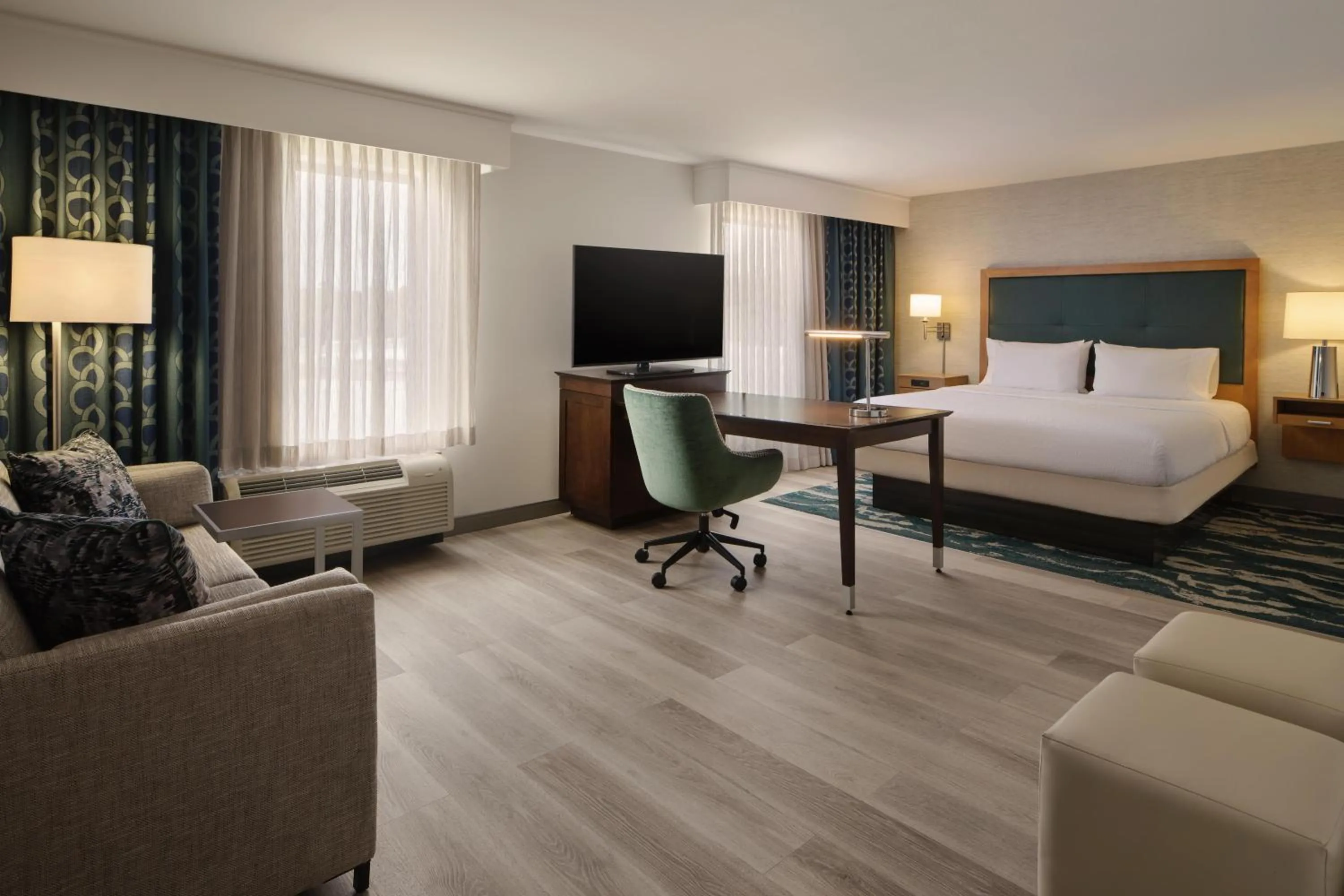 Living room, Bed in Hampton Inn Waynesboro