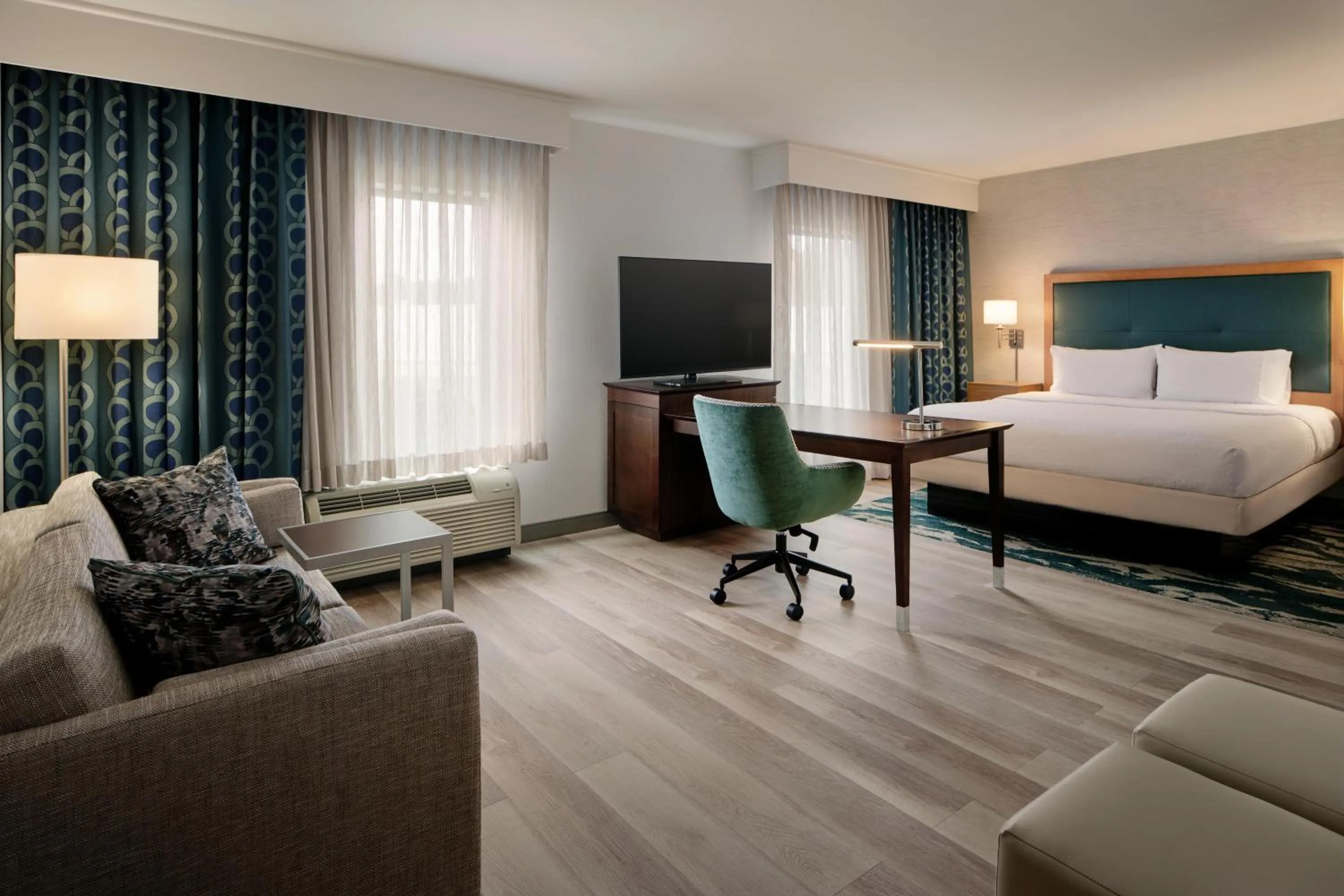 Living room, Bed in Hampton Inn Waynesboro