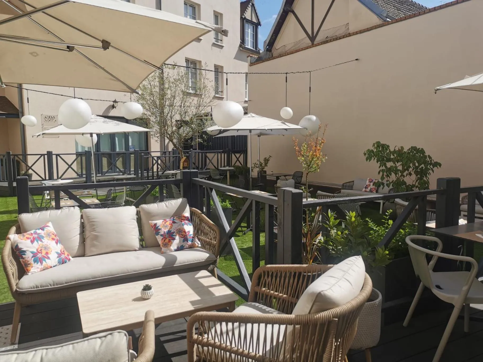 Restaurant/places to eat in Hotel Normandy