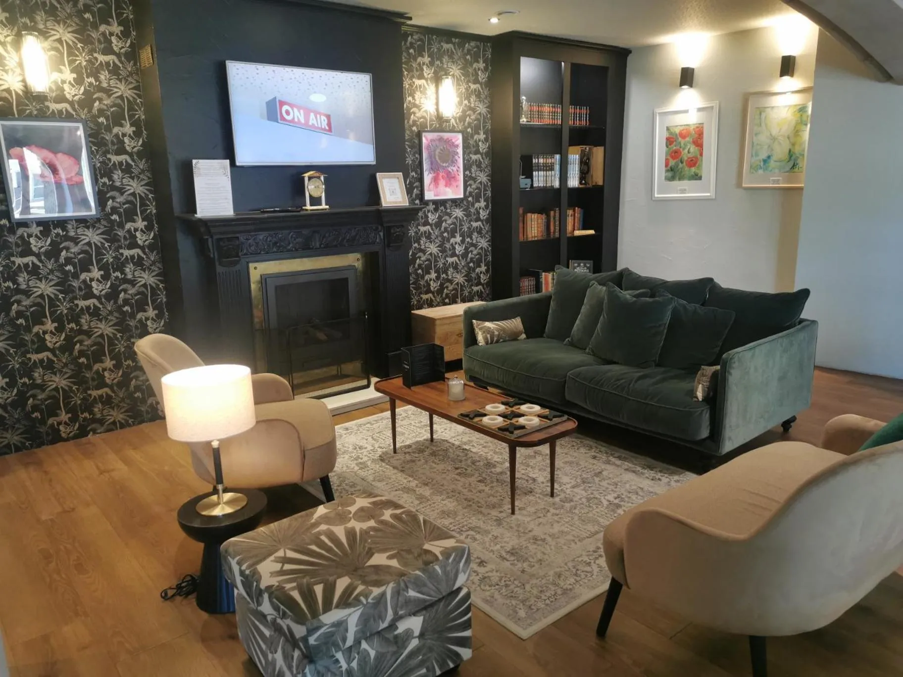 Communal lounge/ TV room in Hotel Normandy